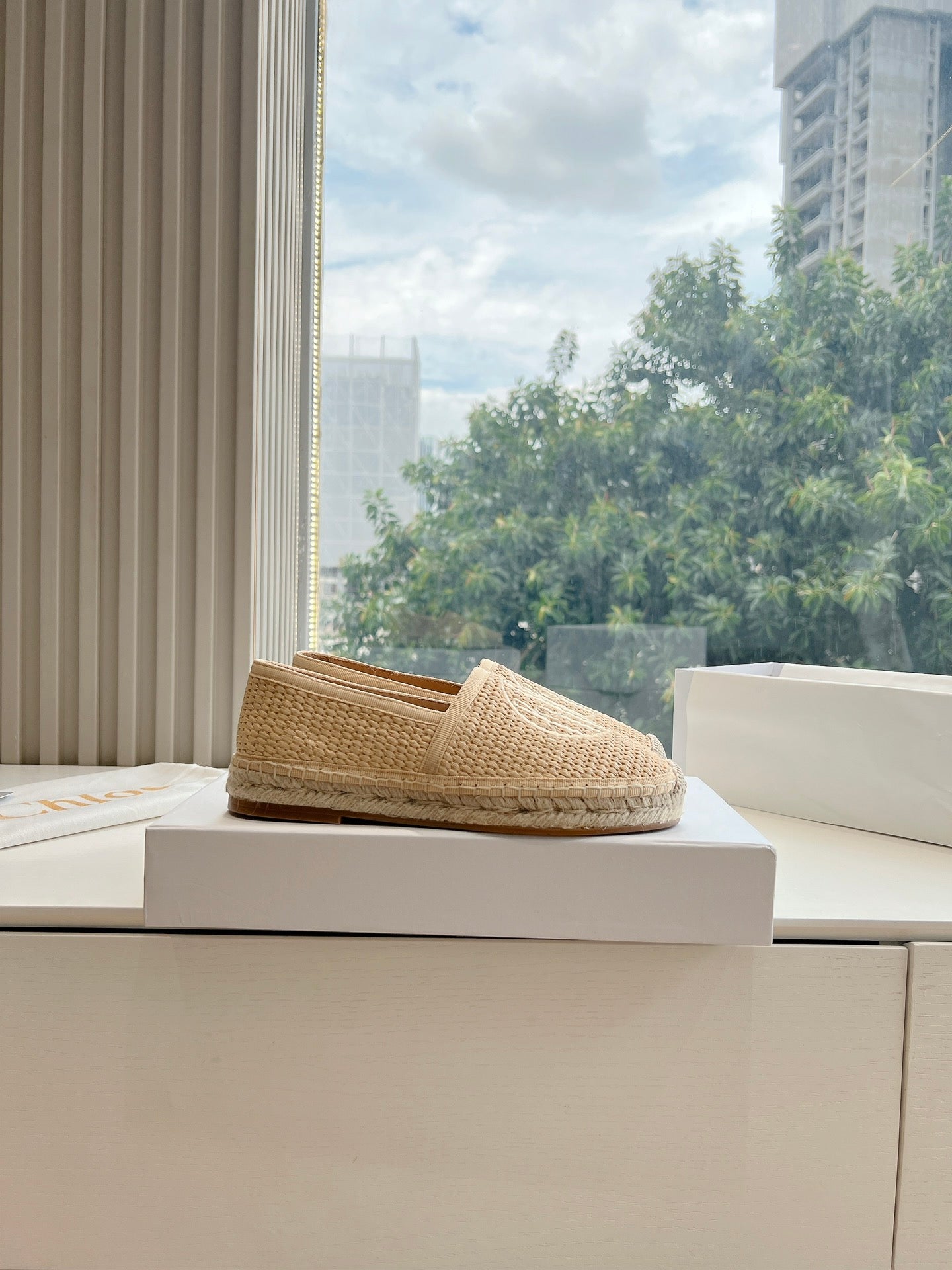 CHLO¨¦ WOVEN LOAFER IN TAN BEIGE RAFFIA