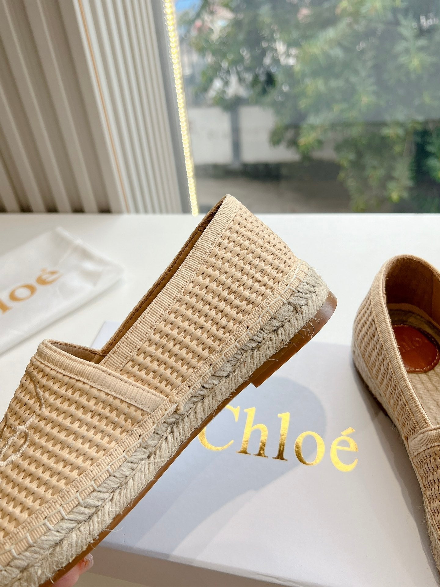 CHLO¨¦ WOVEN LOAFER IN TAN BEIGE RAFFIA