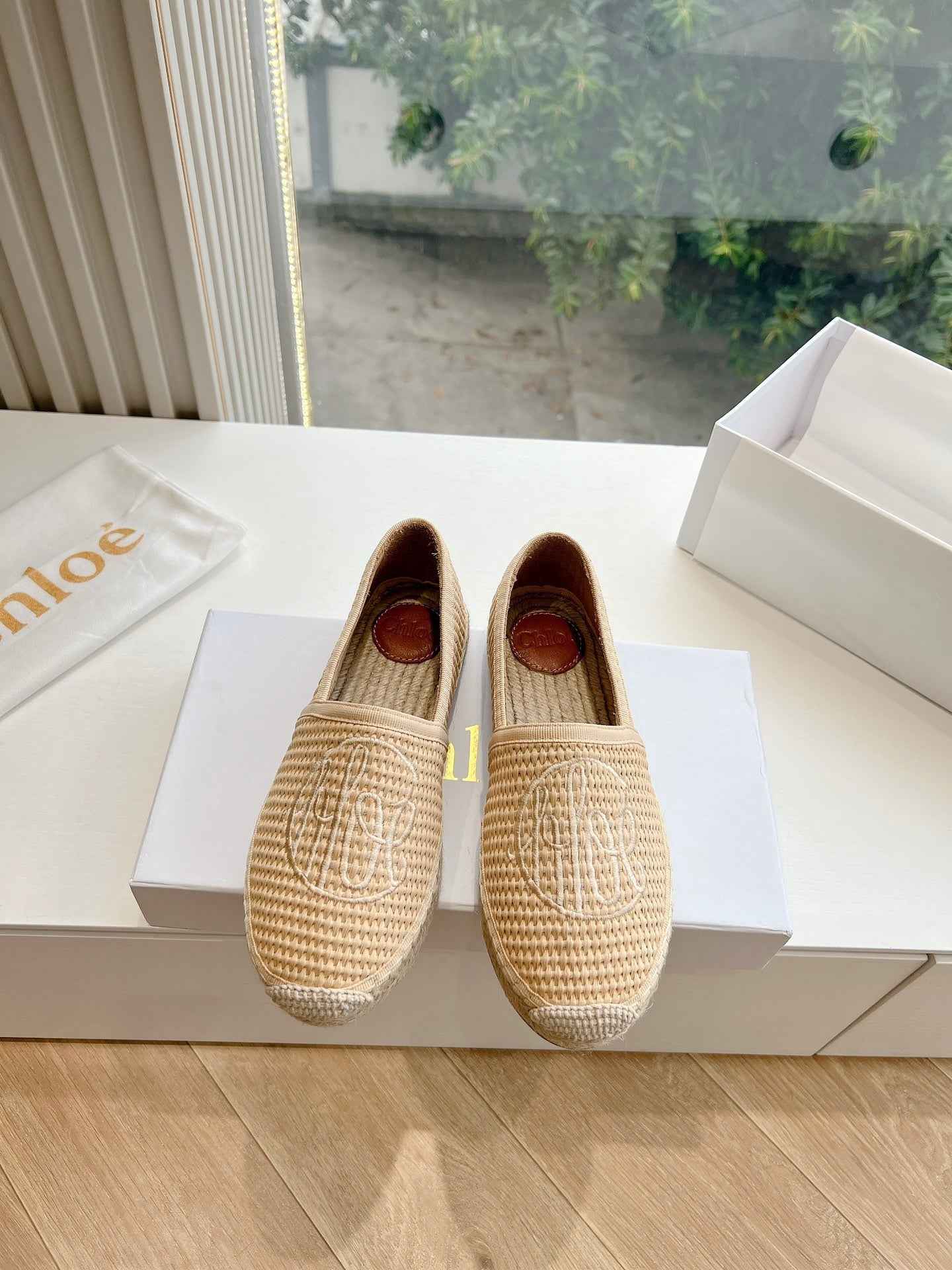 CHLO¨¦ WOVEN LOAFER IN TAN BEIGE RAFFIA