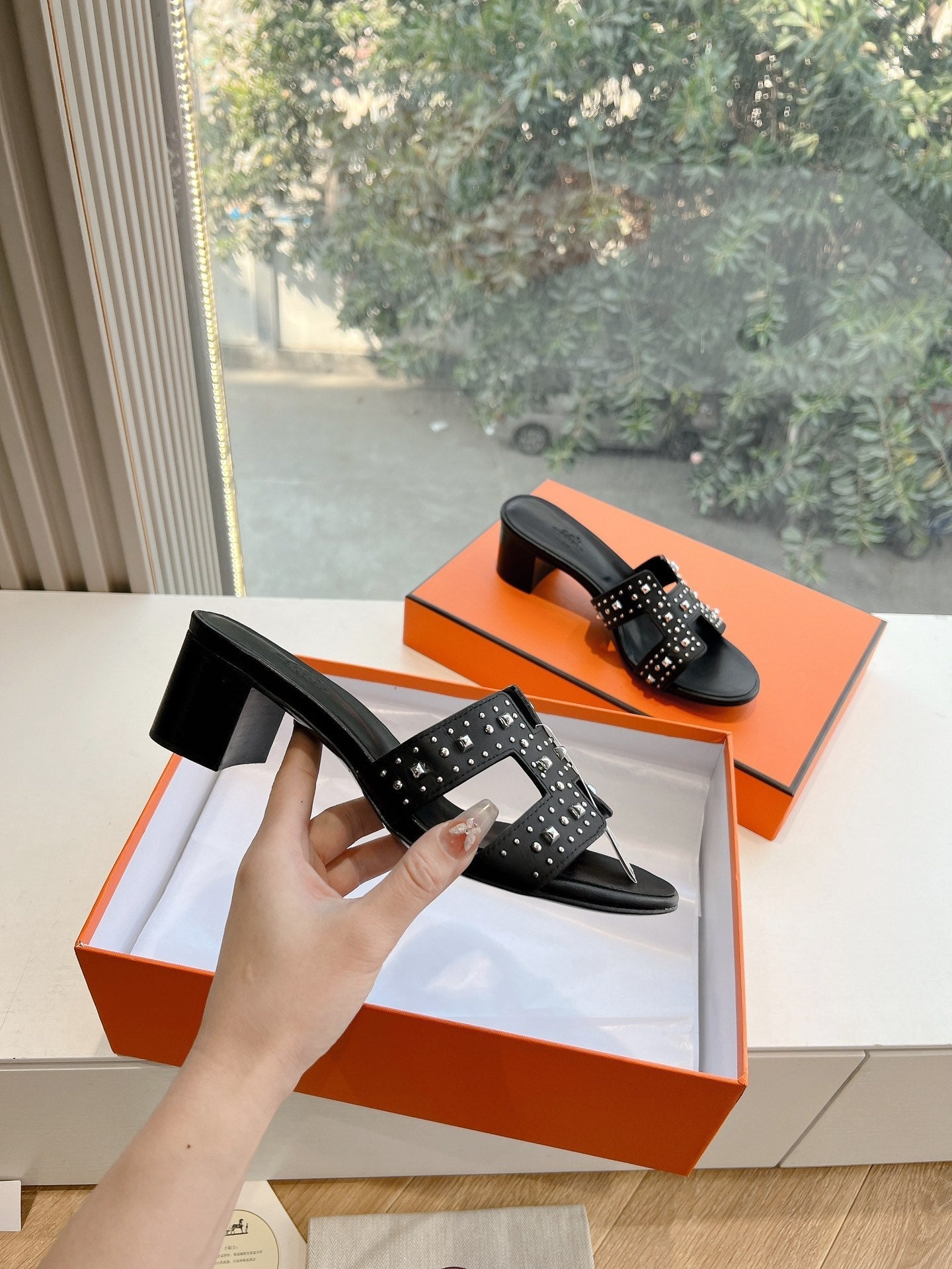 0ASIS SANDAL IN BLACK CALFSKIN WITH STUD