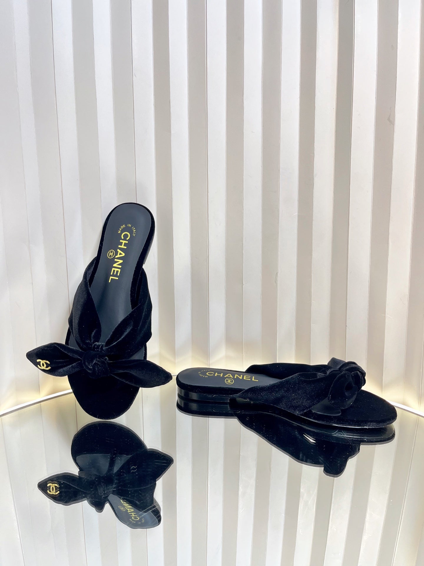 LACE SANDALS IN BLACK VELVET