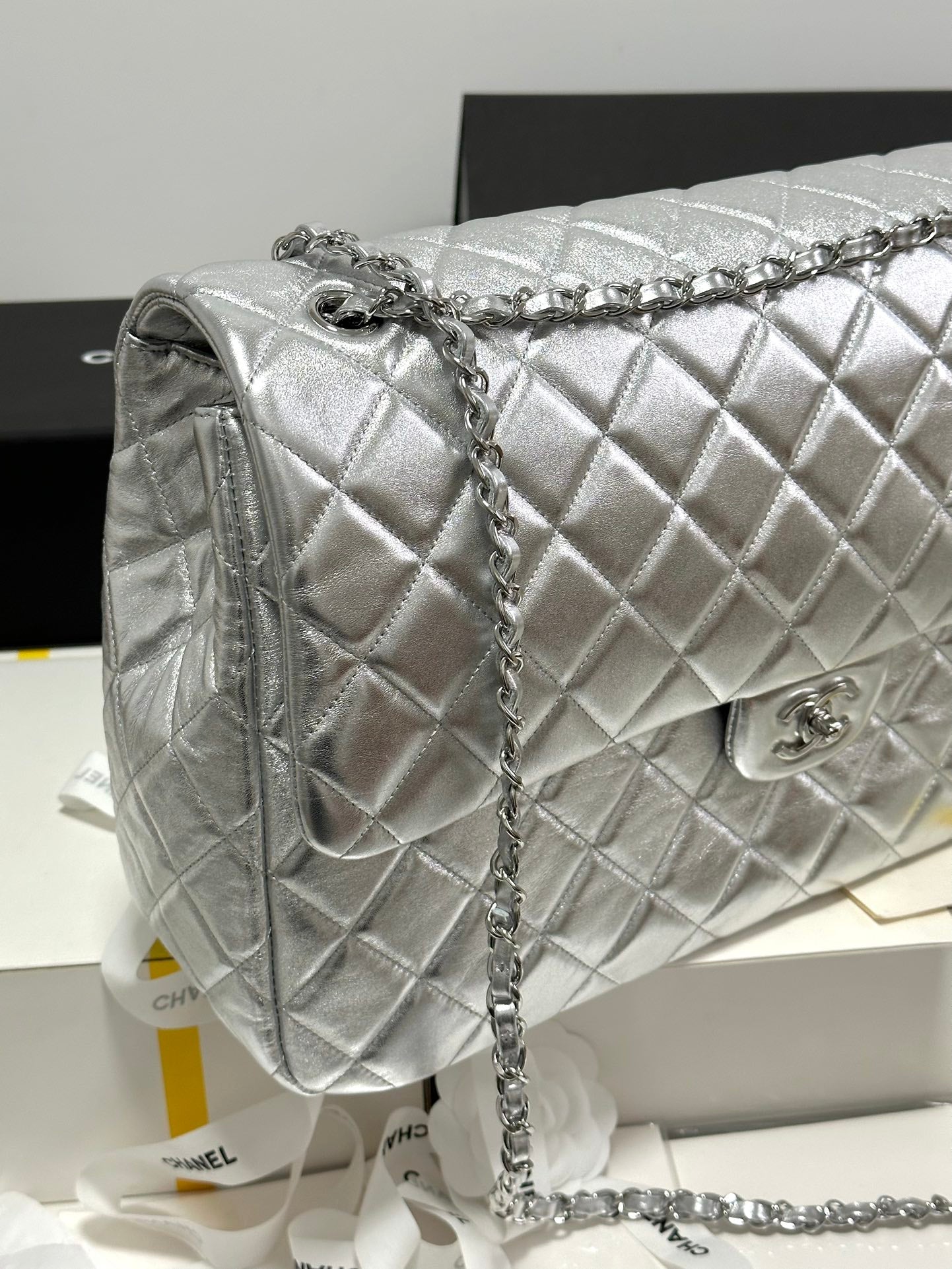 CC MEDIUM 40 CLASSIC DOUBLE FLAP SHOULDER BAG IN SILVER LAMBSKIN