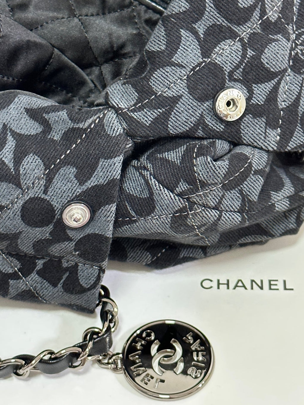 LARGE DRAWSTRING FLORAL PRINT SHOULDER BAG 39 IN BLACK MIX GREY DENIM