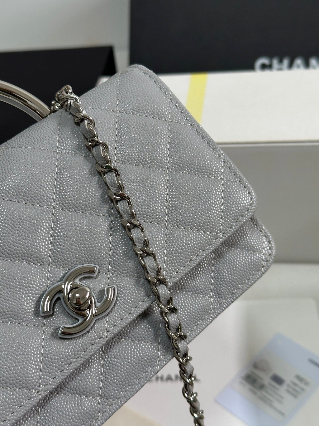 FLAP BAG WITH SILVER-TONE HANDLE 19 IN GREY SHINY CAVIAR SKIN