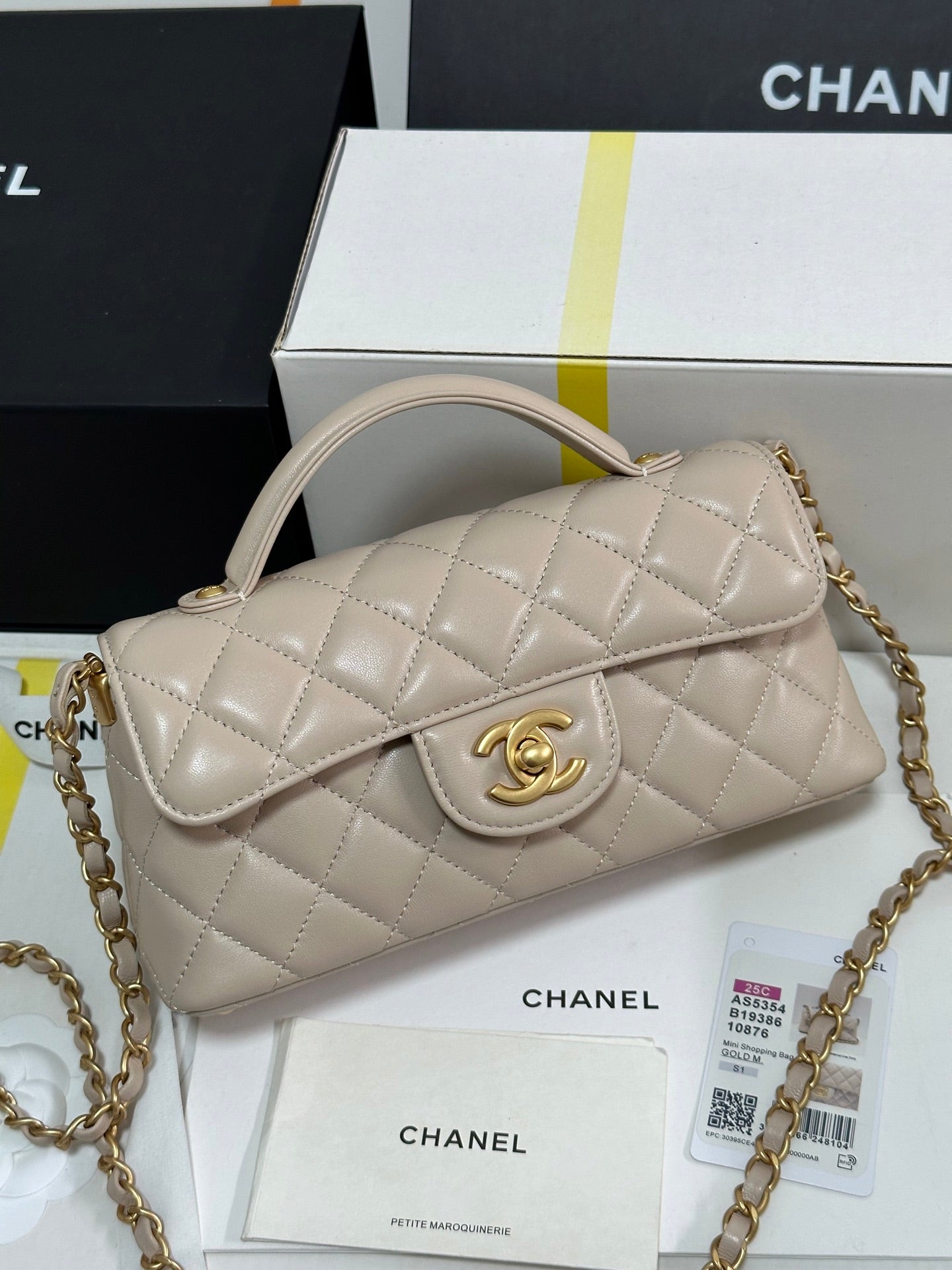 FLAP BAG WITH HANDLE 22 IN BEIGE LAMBSKIN GOLD PLATED METAL