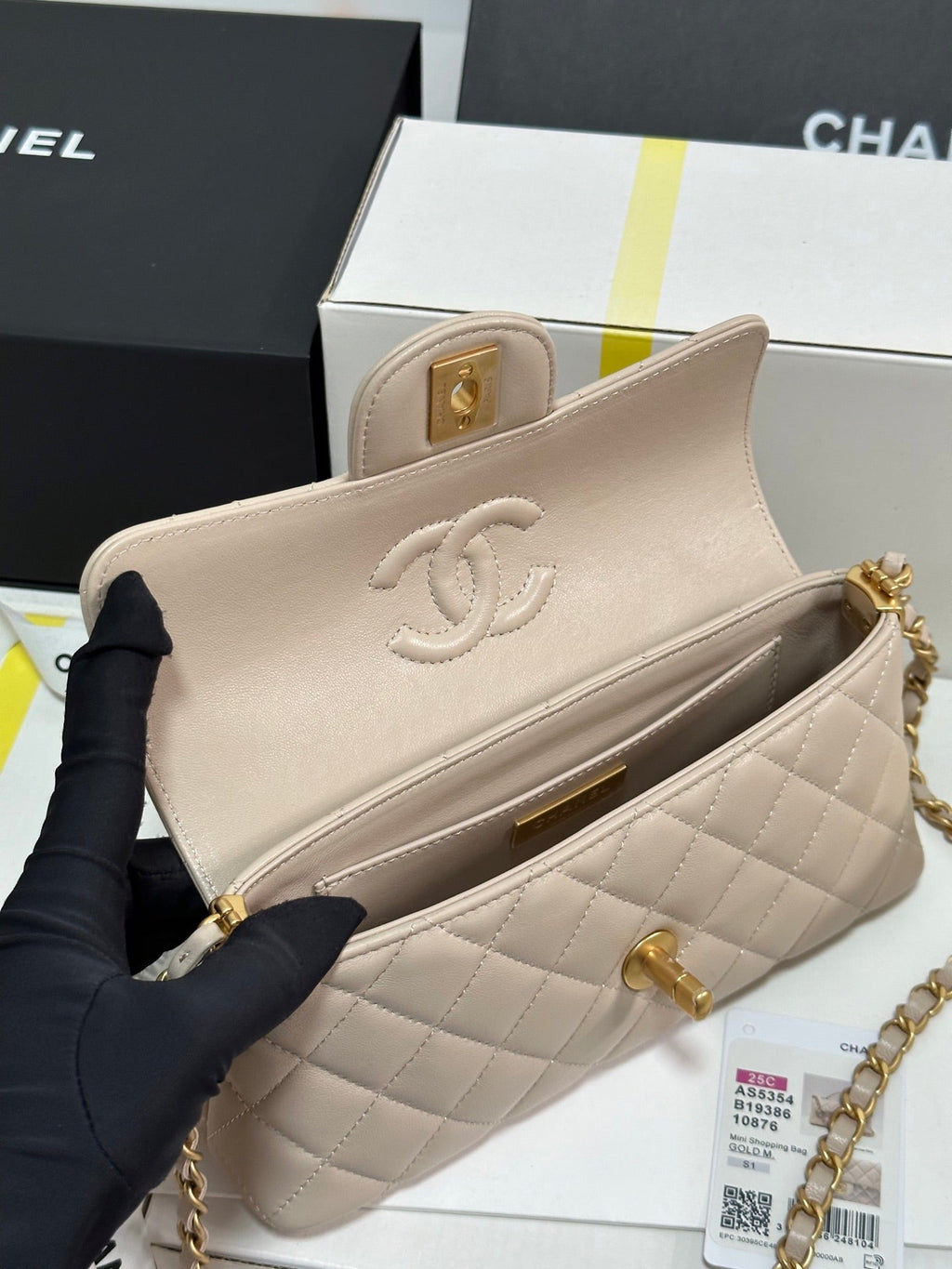 FLAP BAG WITH HANDLE 22 IN BEIGE LAMBSKIN GOLD PLATED METAL