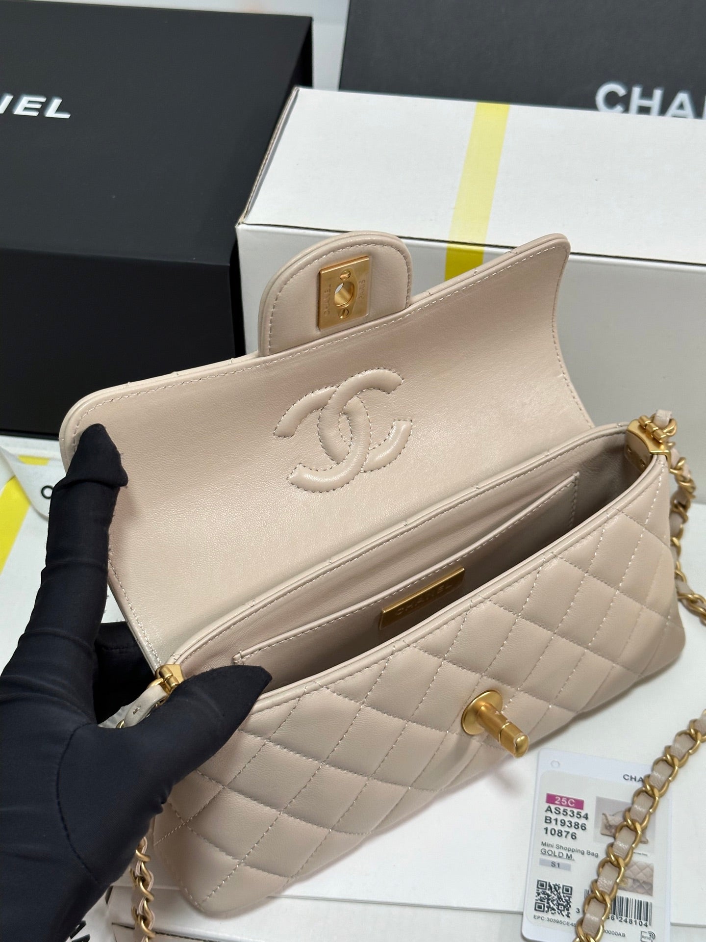 FLAP BAG WITH HANDLE 22 IN BEIGE LAMBSKIN GOLD PLATED METAL