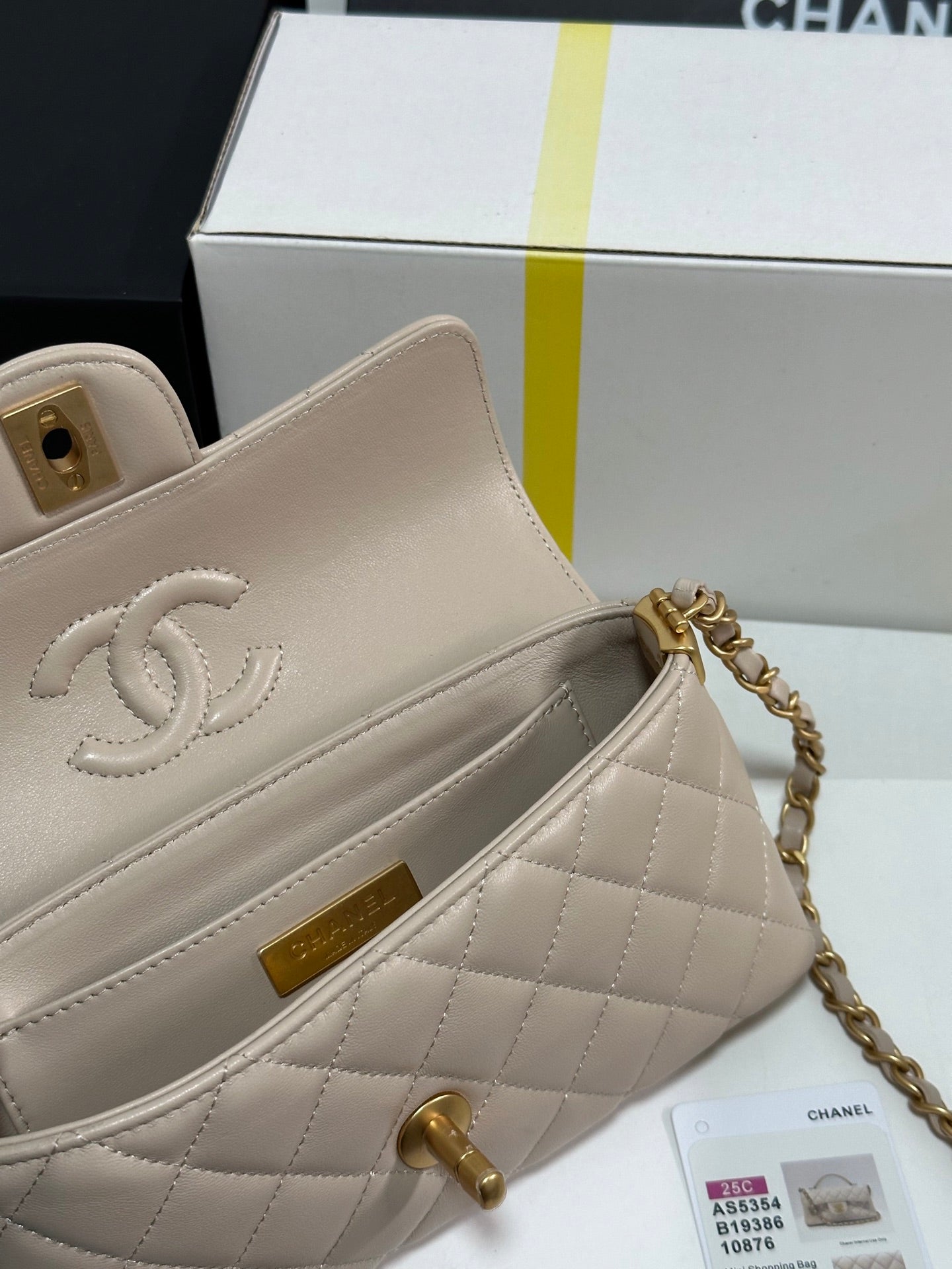 FLAP BAG WITH HANDLE 22 IN BEIGE LAMBSKIN GOLD PLATED METAL