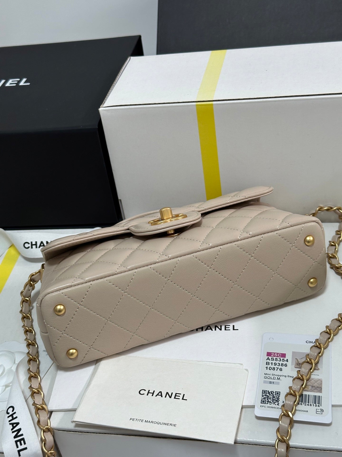 FLAP BAG WITH HANDLE 22 IN BEIGE LAMBSKIN GOLD PLATED METAL