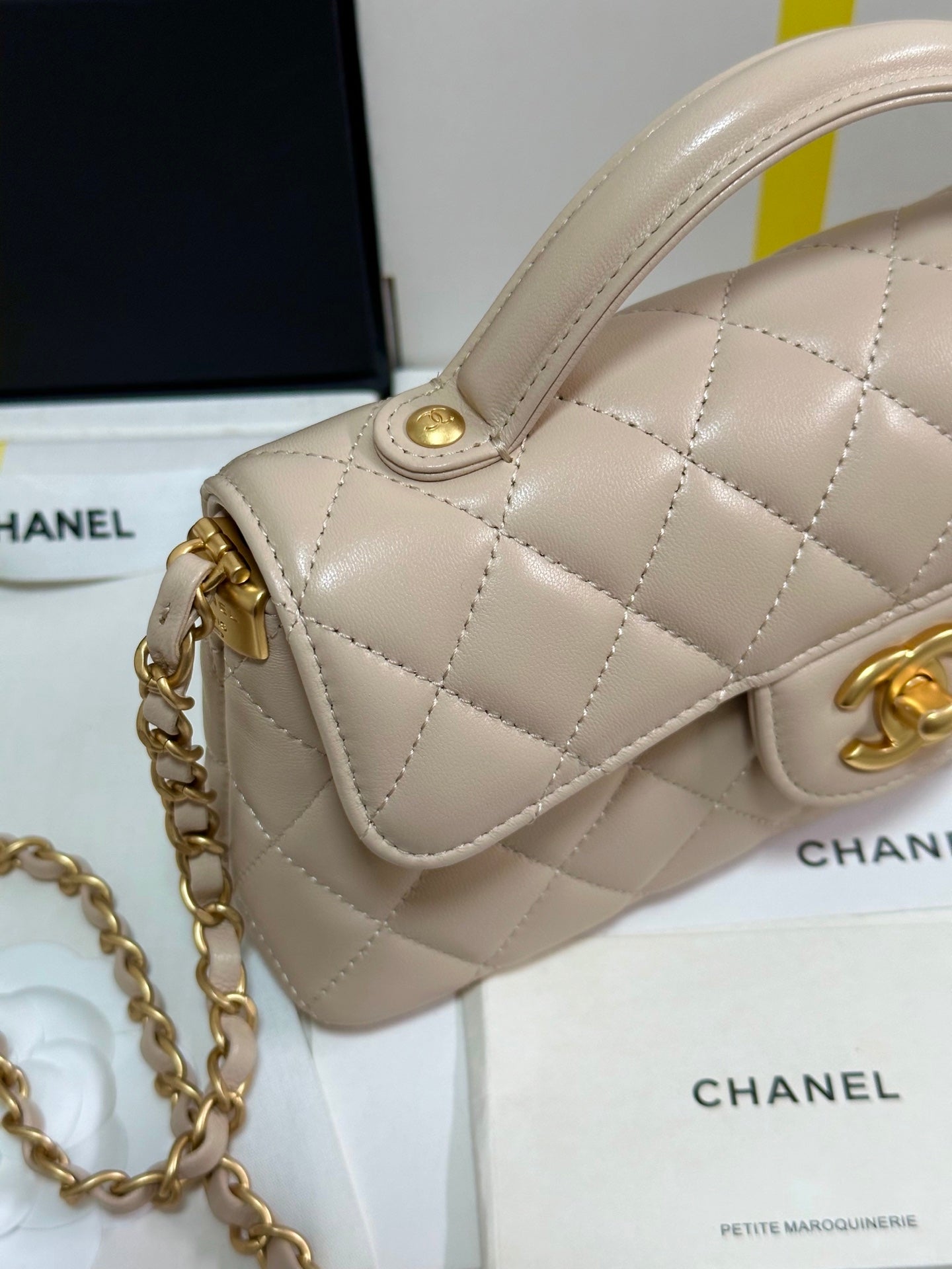 FLAP BAG WITH HANDLE 22 IN BEIGE LAMBSKIN GOLD PLATED METAL