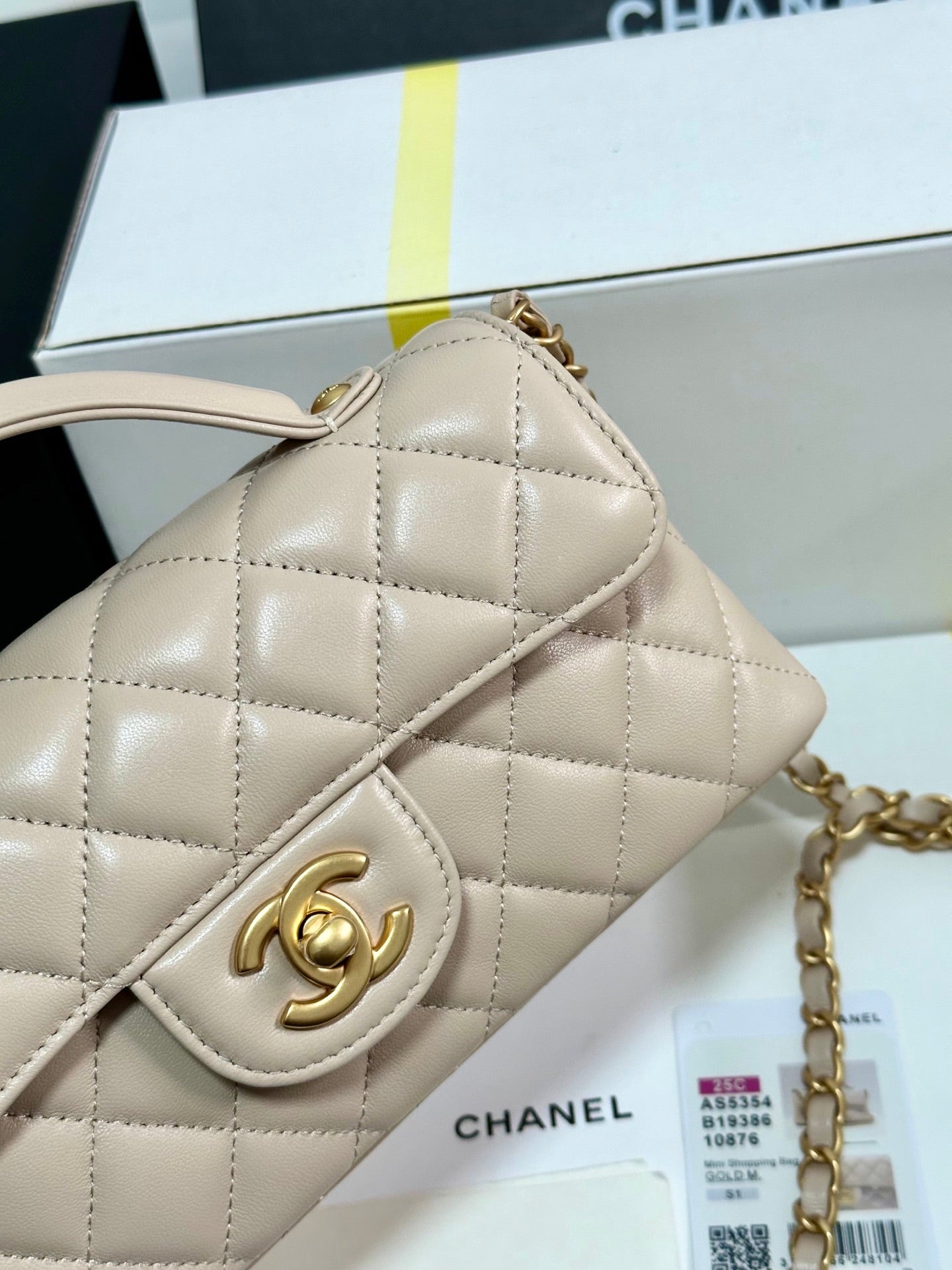 FLAP BAG WITH HANDLE 22 IN BEIGE LAMBSKIN GOLD PLATED METAL