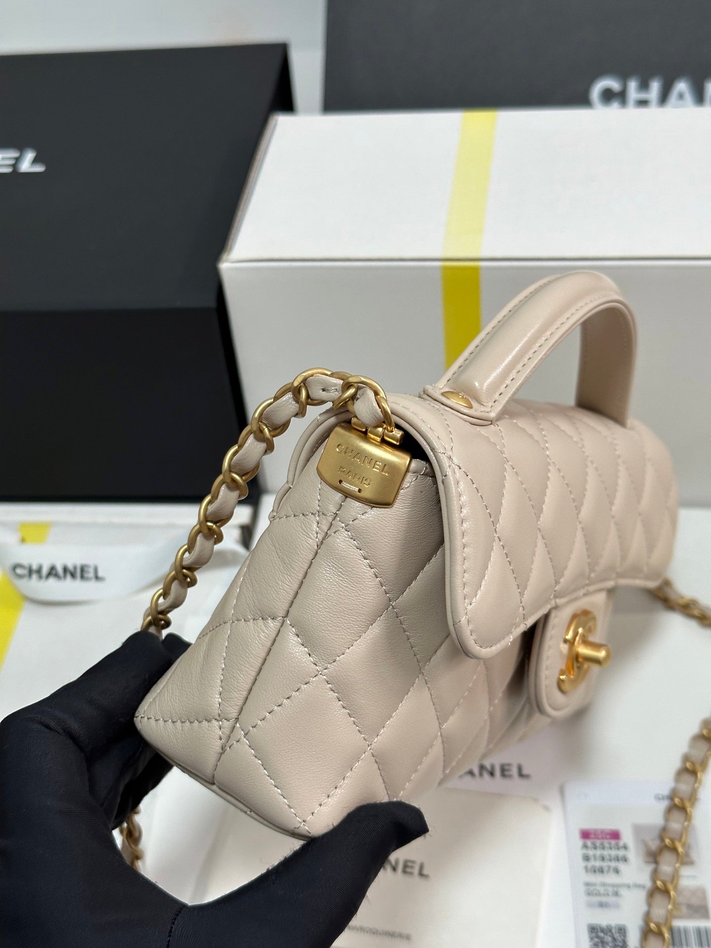 FLAP BAG WITH HANDLE 22 IN BEIGE LAMBSKIN GOLD PLATED METAL
