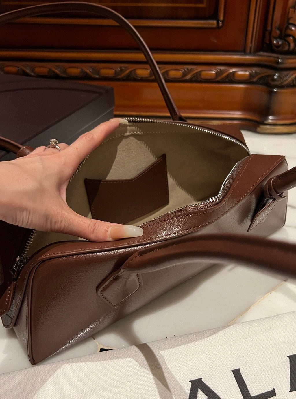 LE TECKEL MEDIUM BAG 33 IN QUINCY BROWN GOATSKIN