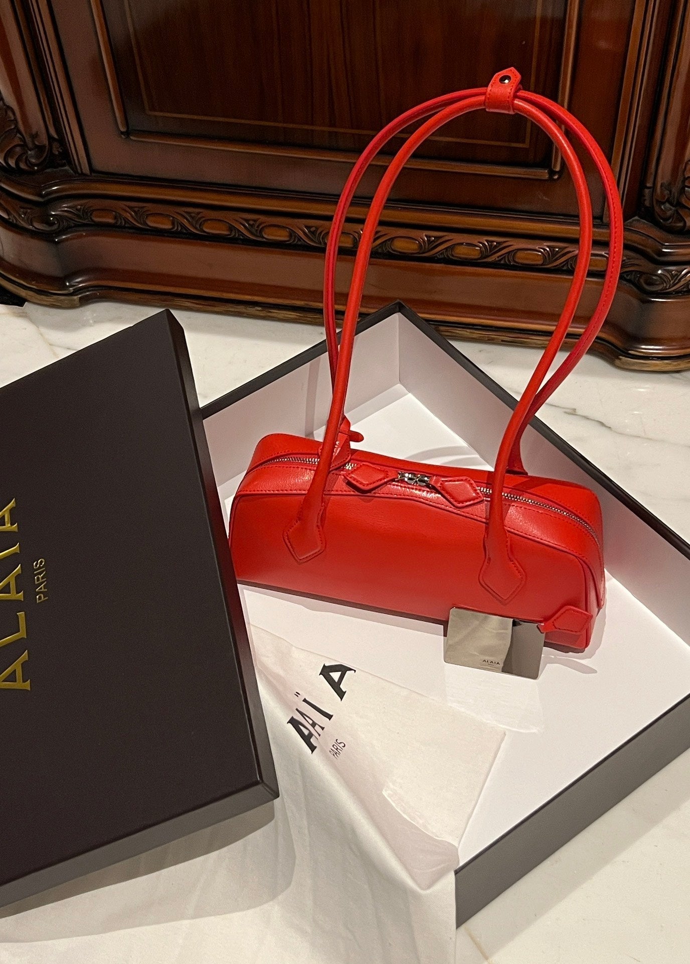 LE TECKEL MEDIUM BAG 33 IN CLASSIC RED GOATSKIN