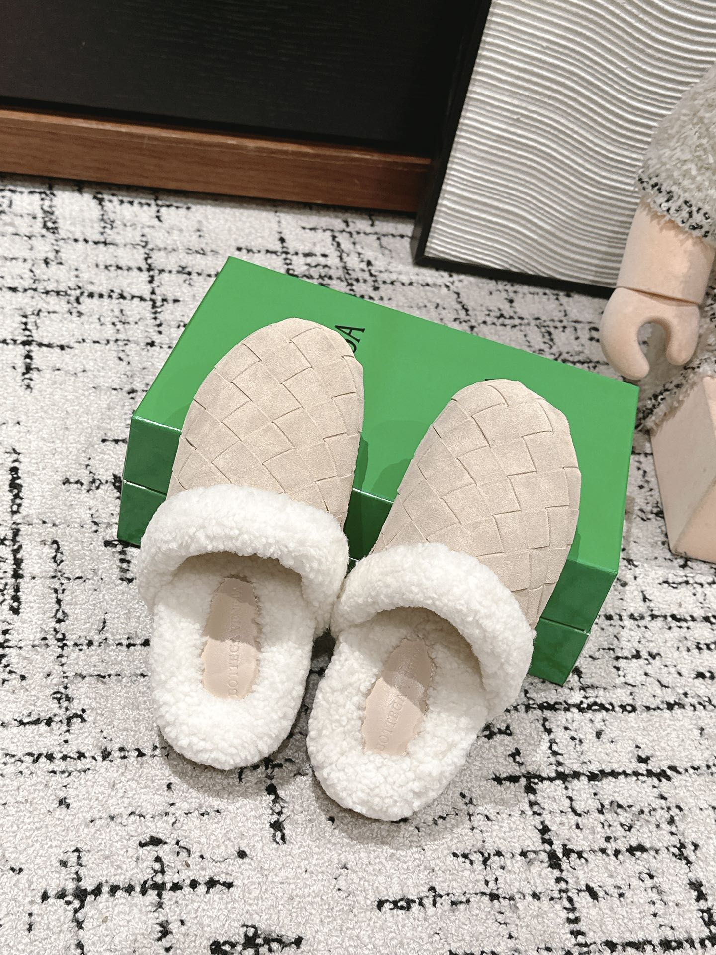 REGGIE SLIPPER IN BEIGE SUEDE AND SHEARLING LINING