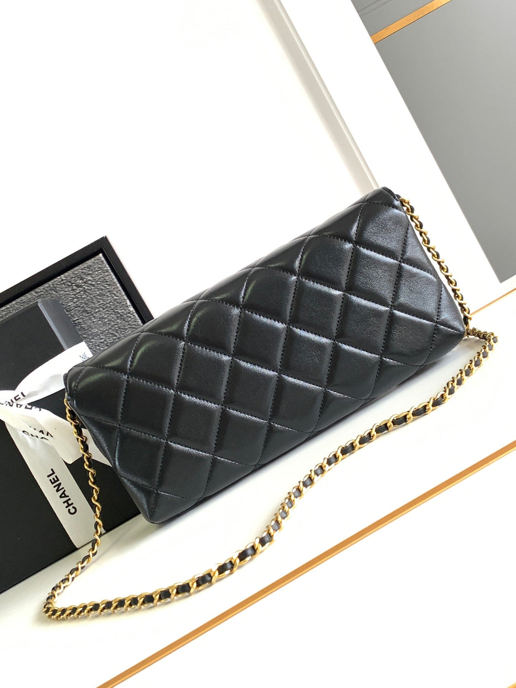 CC MEDIUM 27 CLASSIC FLAP BAG IN BLACK CALFSKIN WITH PEARL CHAIN