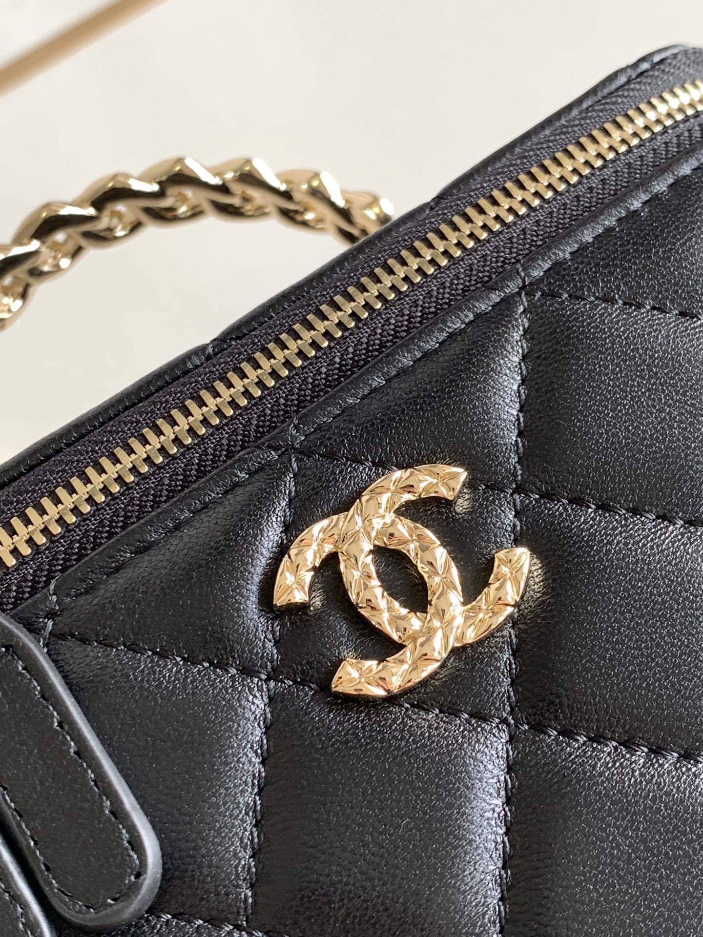 CC 17 CLUTCH WITH STRAP IN BLACK CALFSKIN