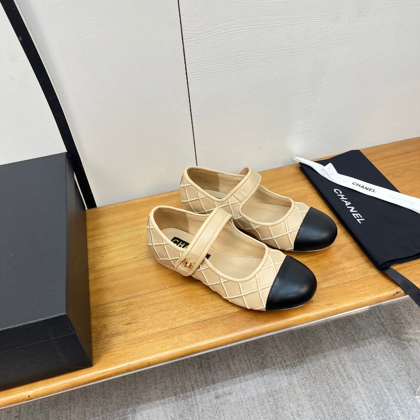 CHANEL 25S QUILTED MARY JANES BLACK AND BEIGE IN CALFSKIN