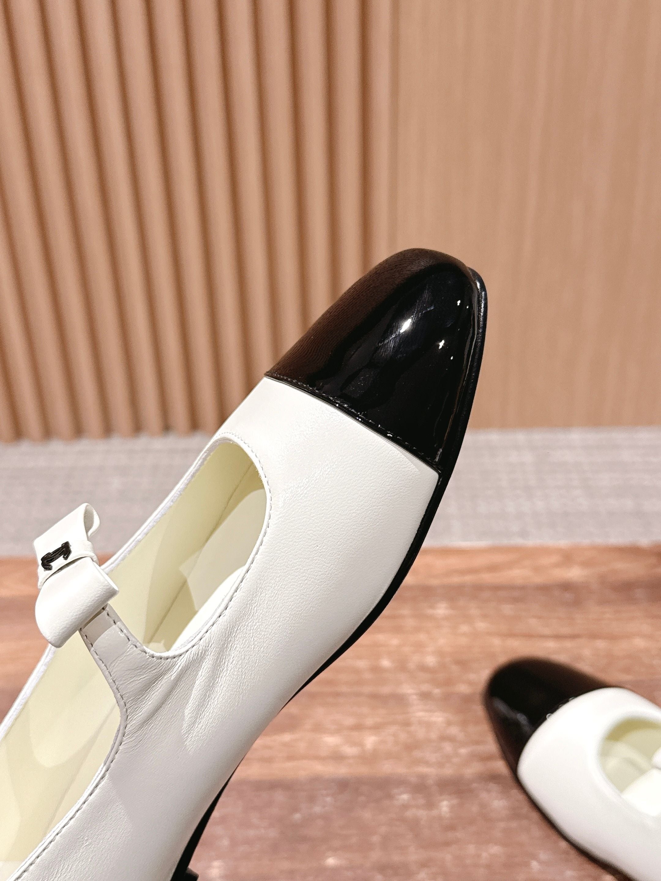 CHANEL 25S BALLET MARY JANES BLACK AND IVORY IN CALFSKIN
