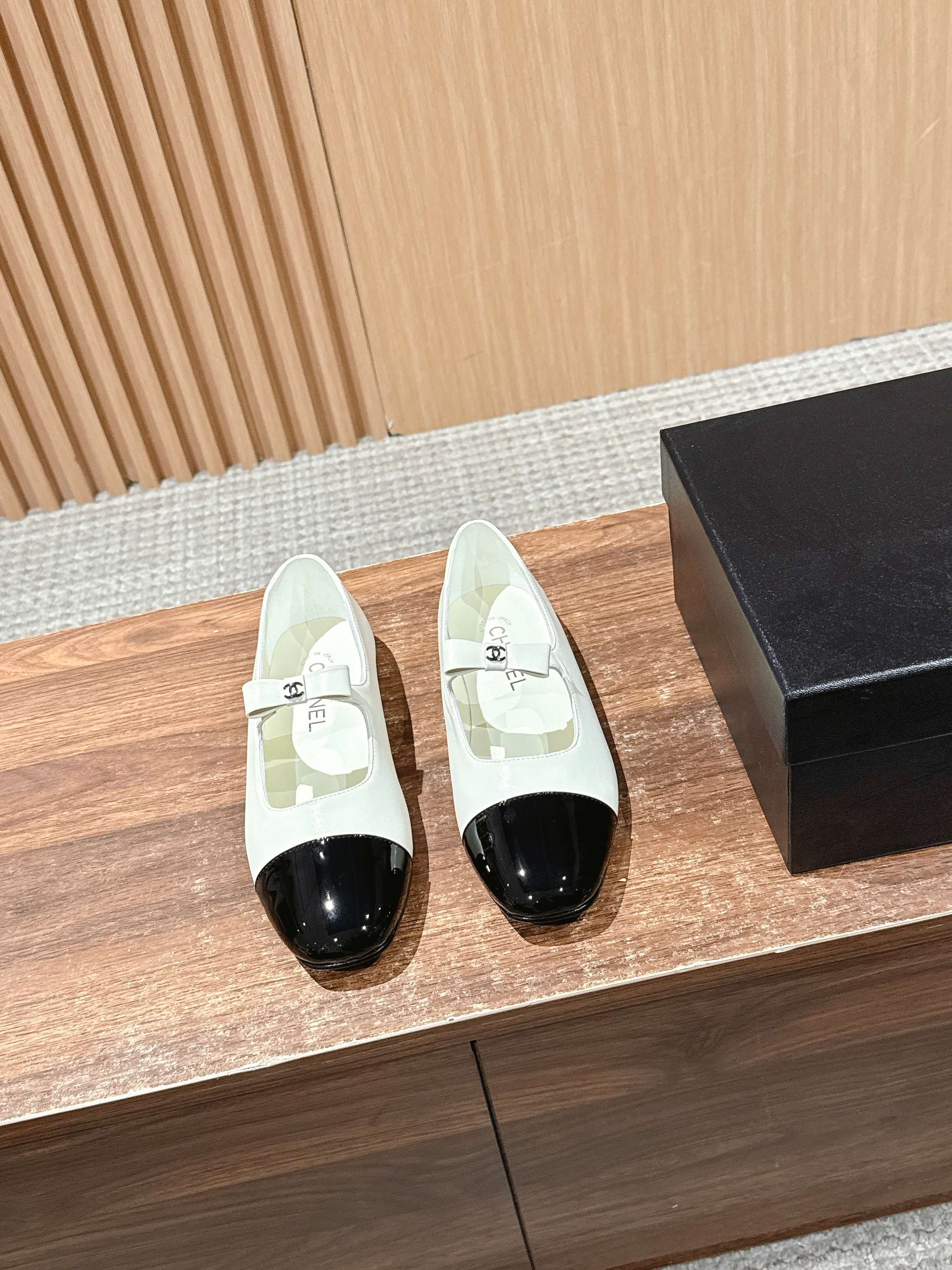 CHANEL 25S BALLET MARY JANES BLACK AND IVORY IN CALFSKIN