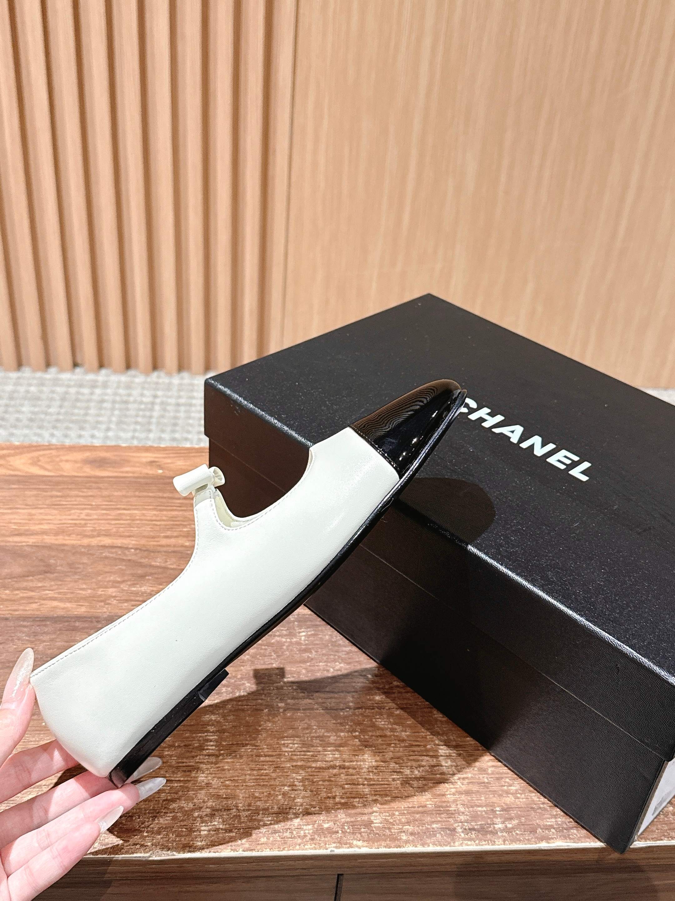 CHANEL 25S BALLET MARY JANES BLACK AND IVORY IN CALFSKIN