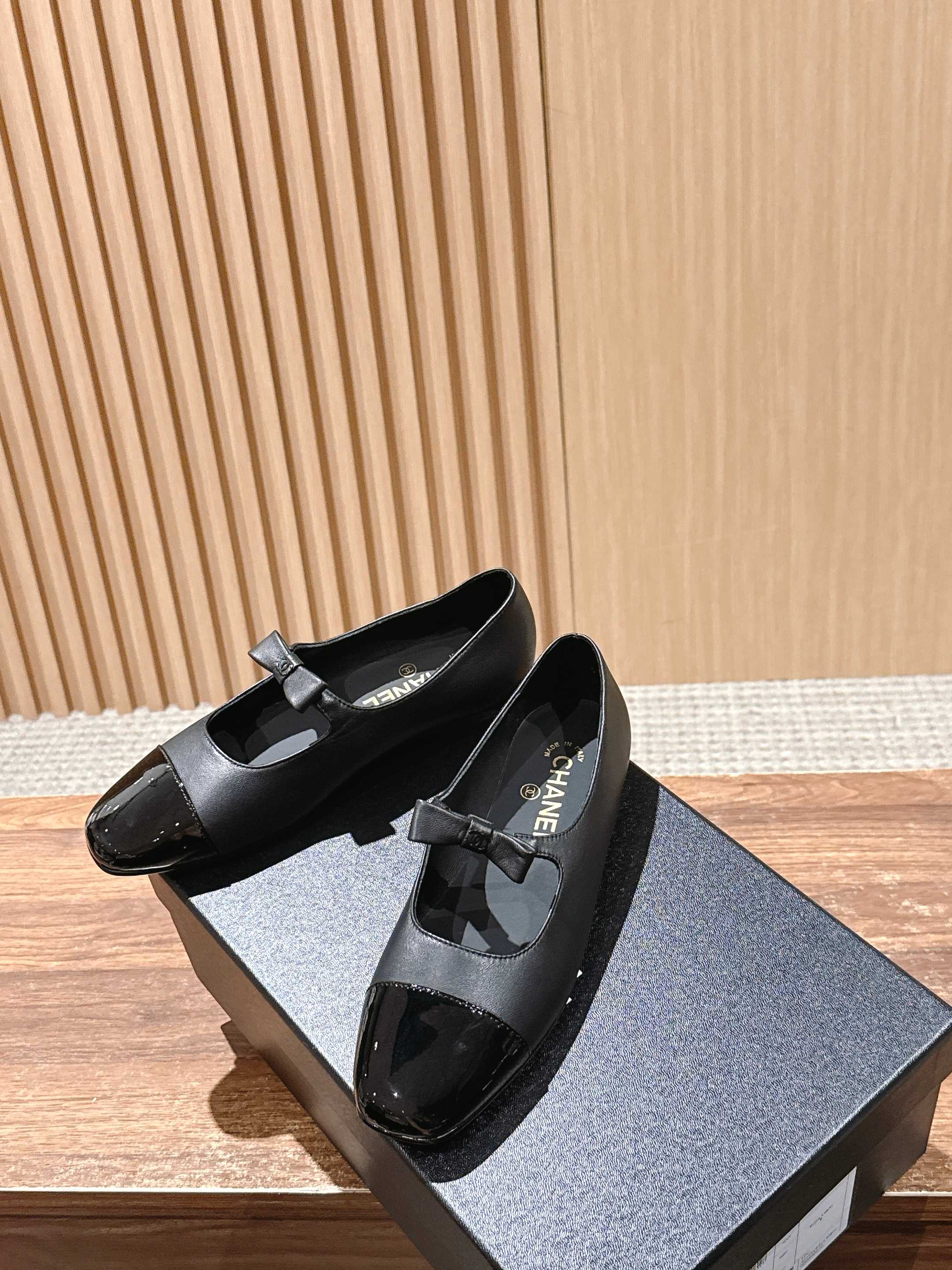 CHANEL 25S BALLET MARY JANES BLACK IN CALFSKIN AND PATENT CALFSKIN