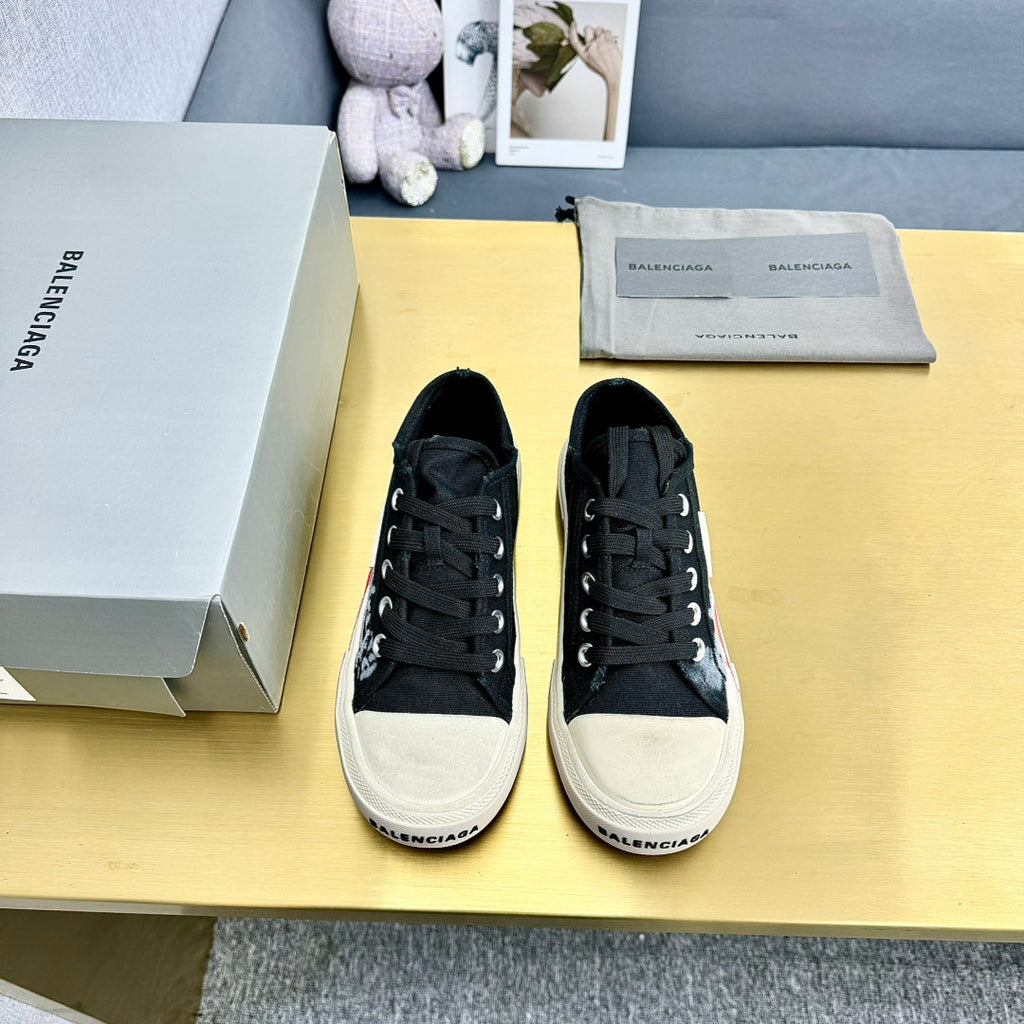 SNEAKERS IN BLACK CANVAS GRAFFITI LOGO