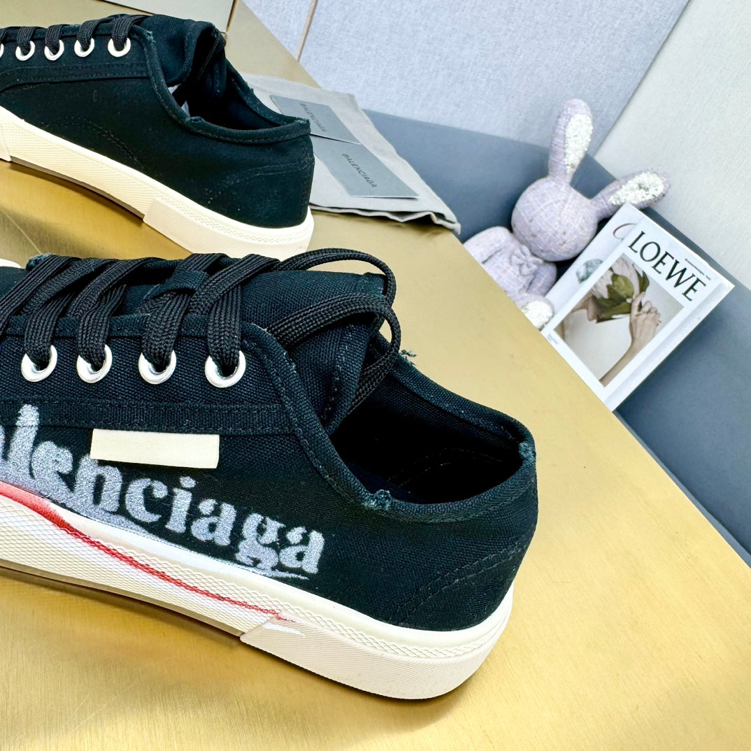 SNEAKERS IN BLACK CANVAS GRAFFITI LOGO