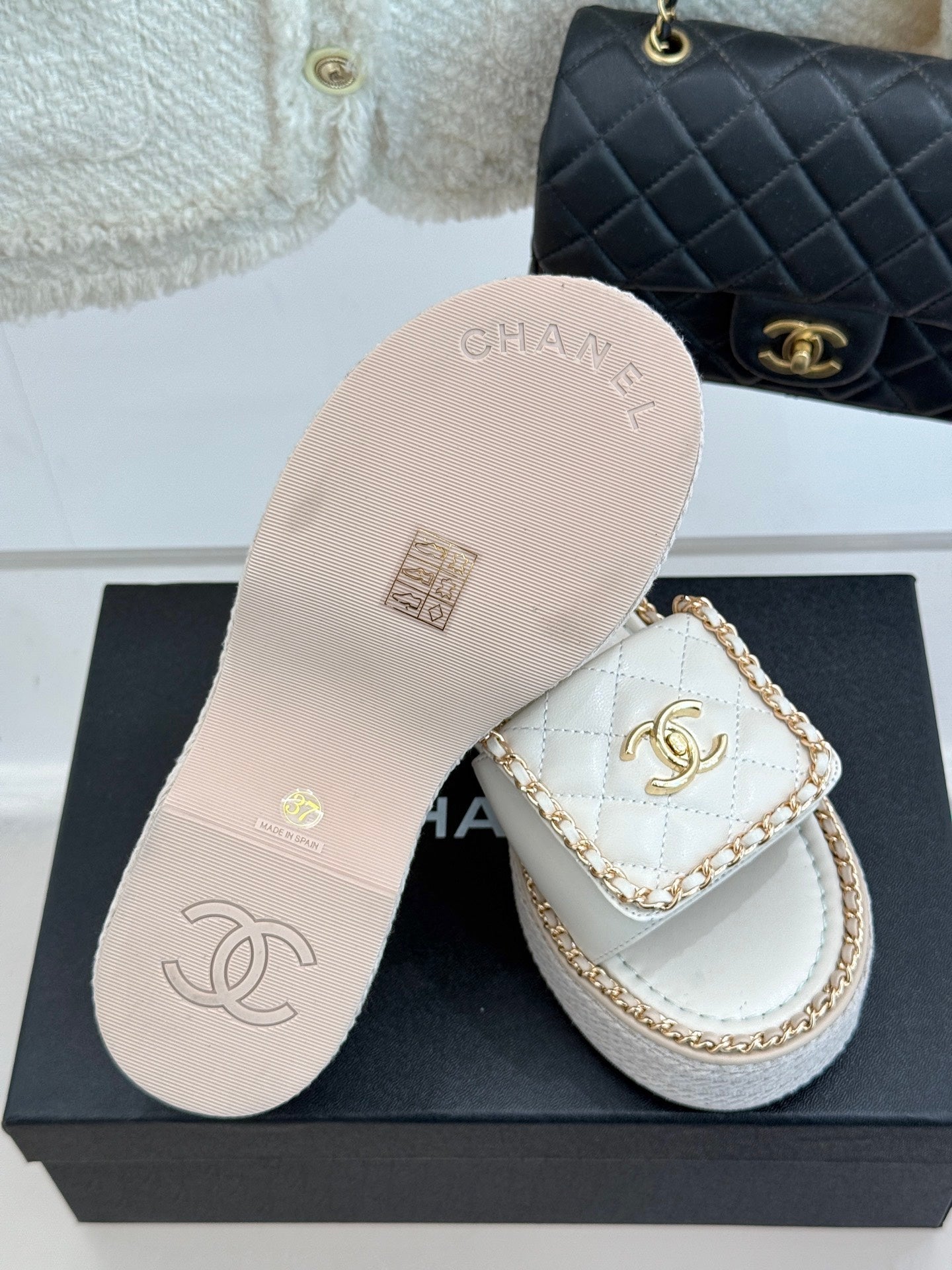 THICK-SOLED CHAIN HEART SLIPPER IN WHITE LAMBSKIN