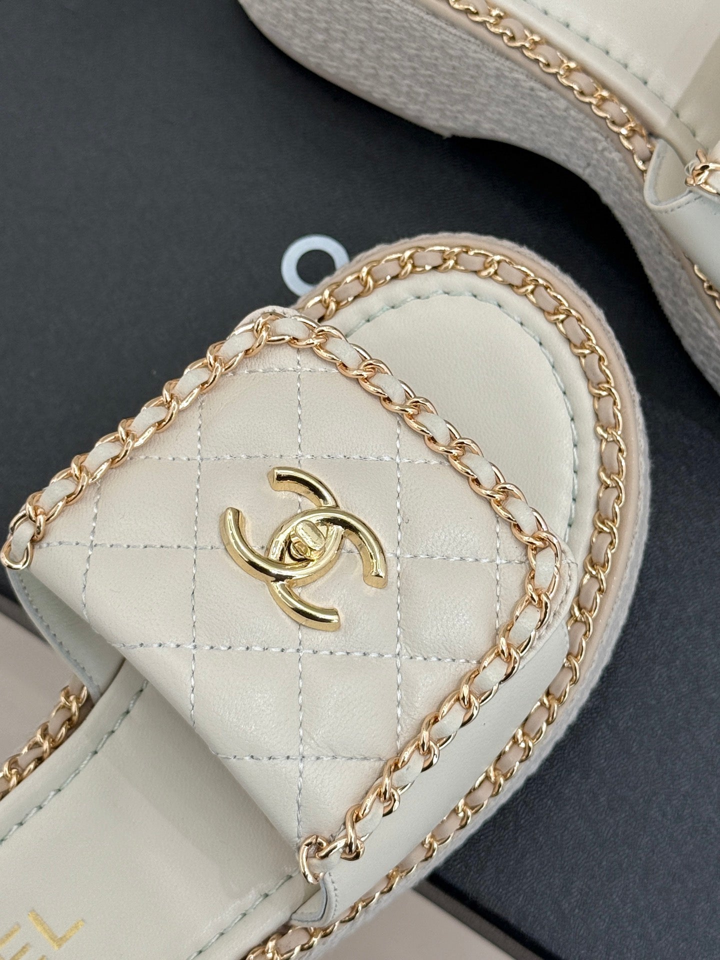 THICK-SOLED CHAIN HEART SLIPPER IN WHITE LAMBSKIN