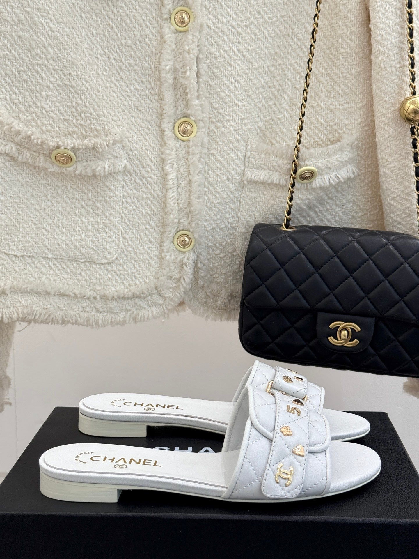 CC SLIDE SANDALS IN WHITE CALFSKIN GOLD CHARM