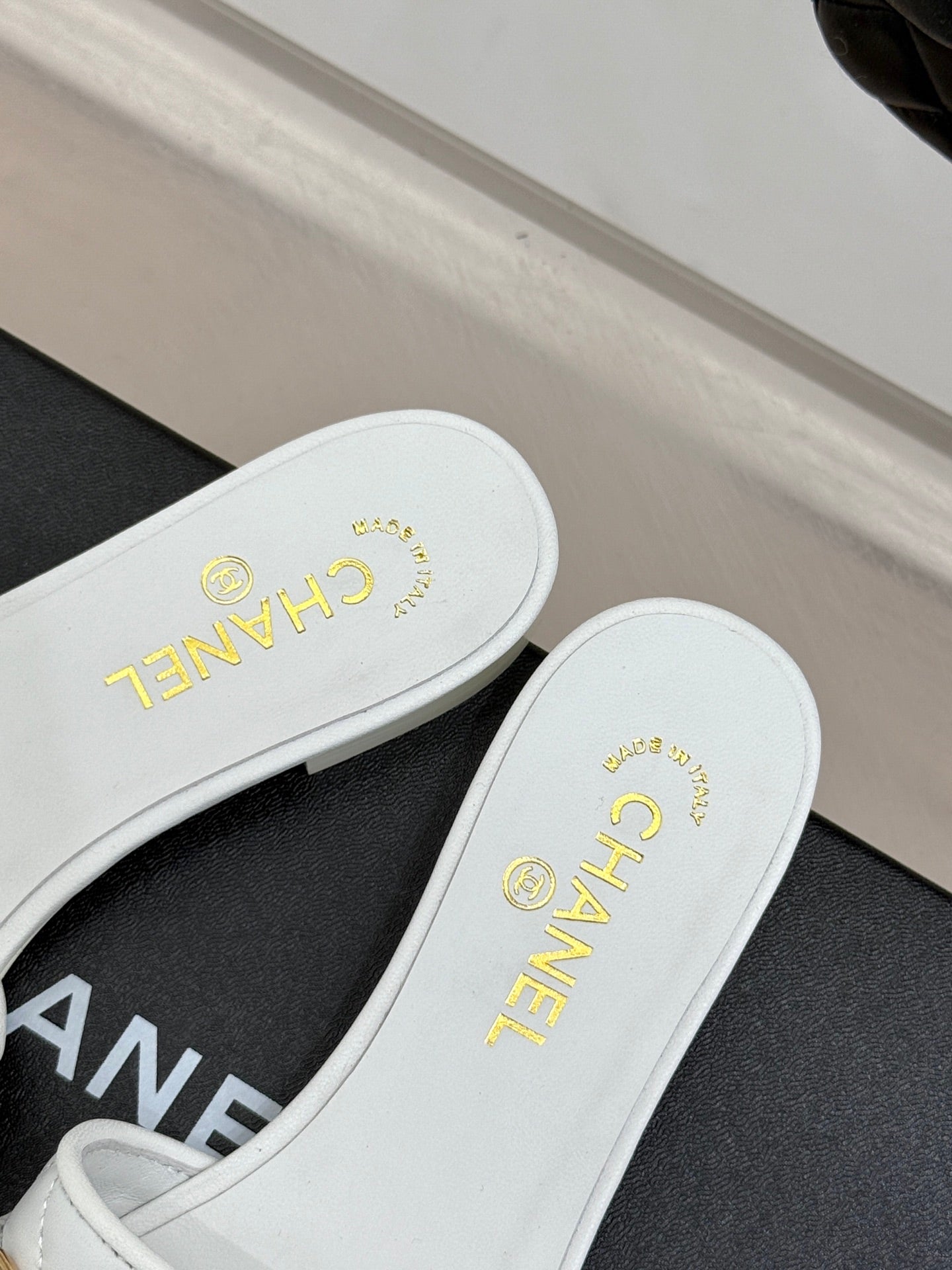 CC SLIDE SANDALS IN WHITE CALFSKIN GOLD CHARM