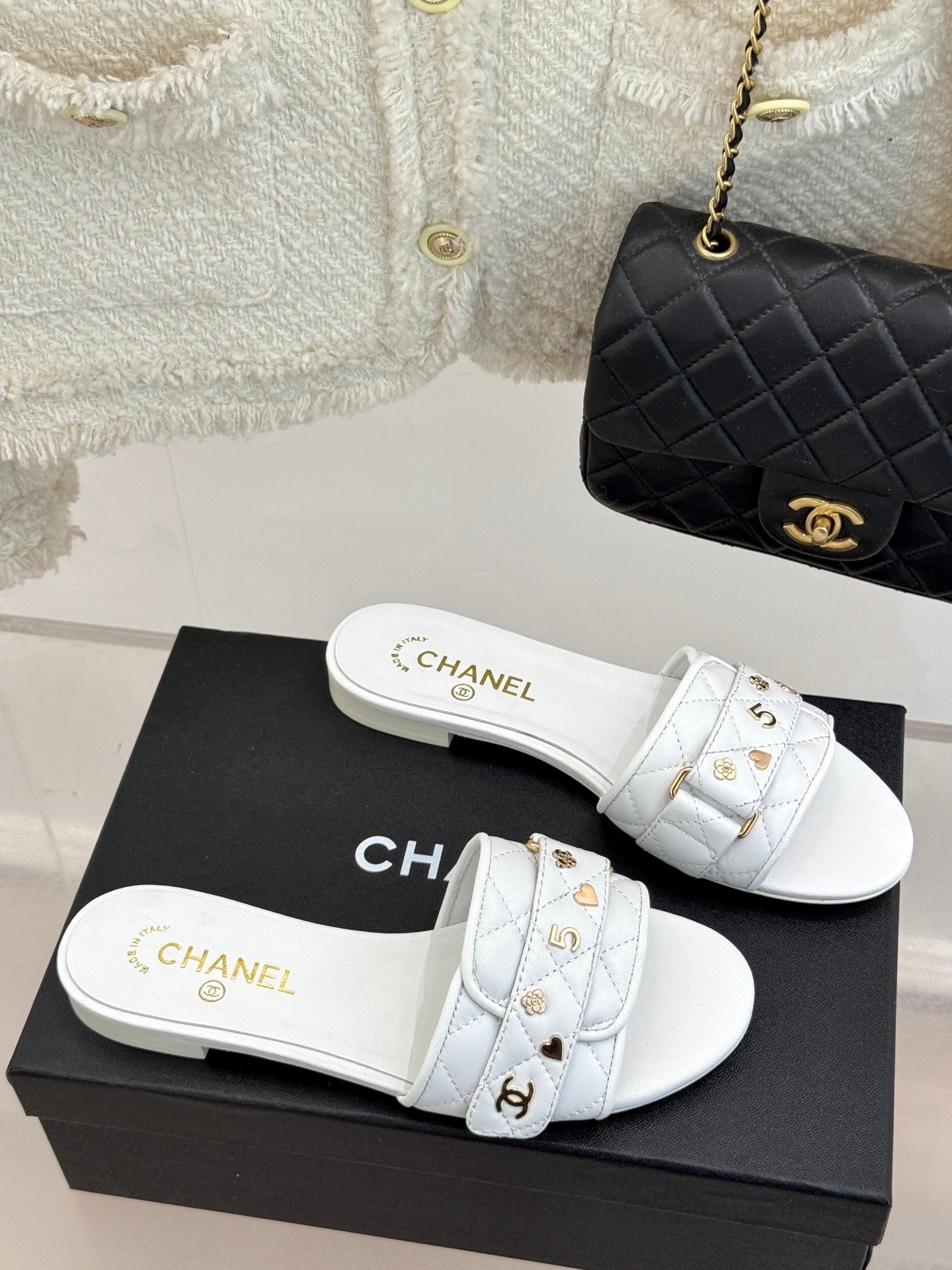 CC SLIDE SANDALS IN WHITE CALFSKIN GOLD CHARM