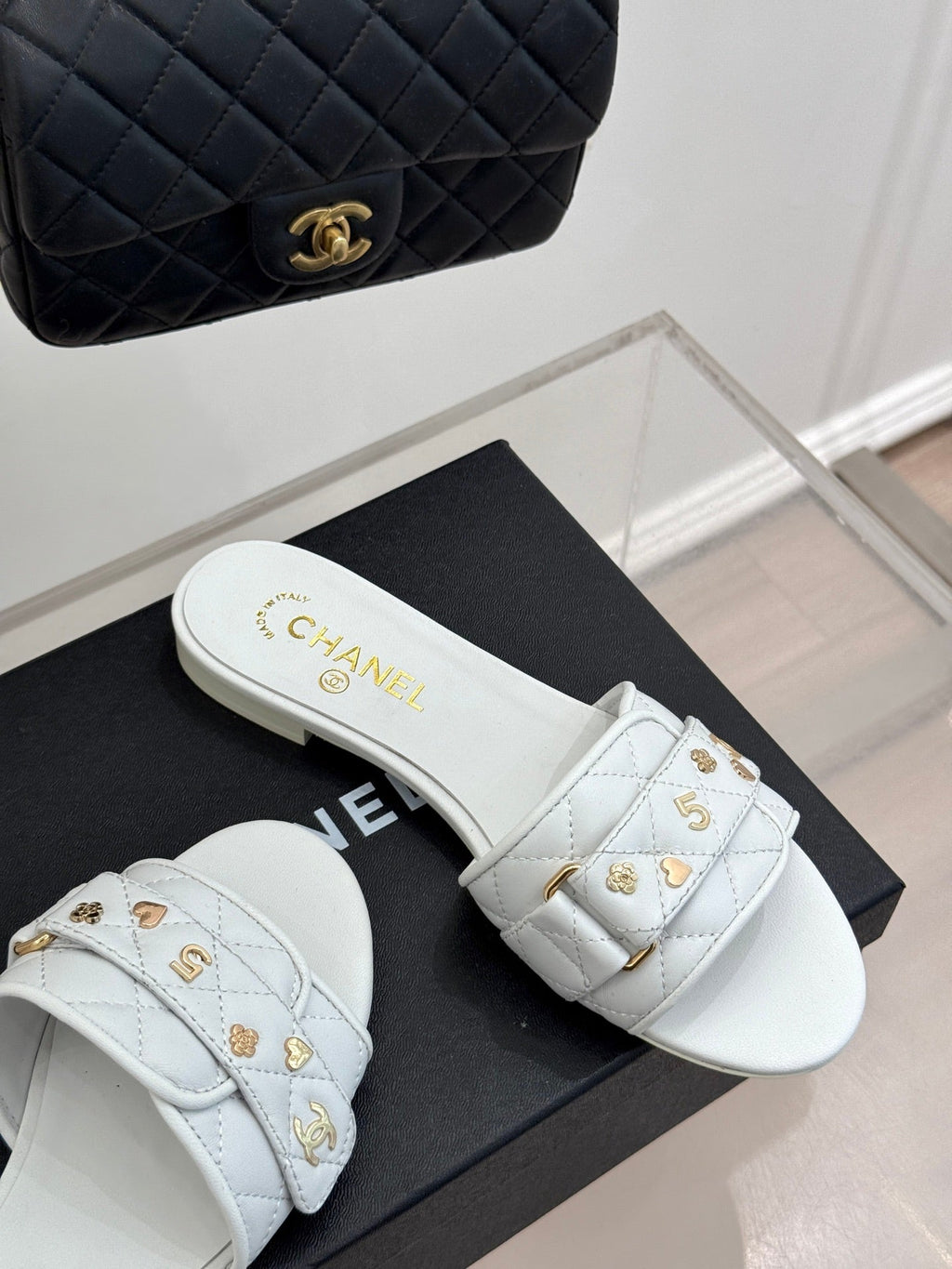 CC SLIDE SANDALS IN WHITE CALFSKIN GOLD CHARM
