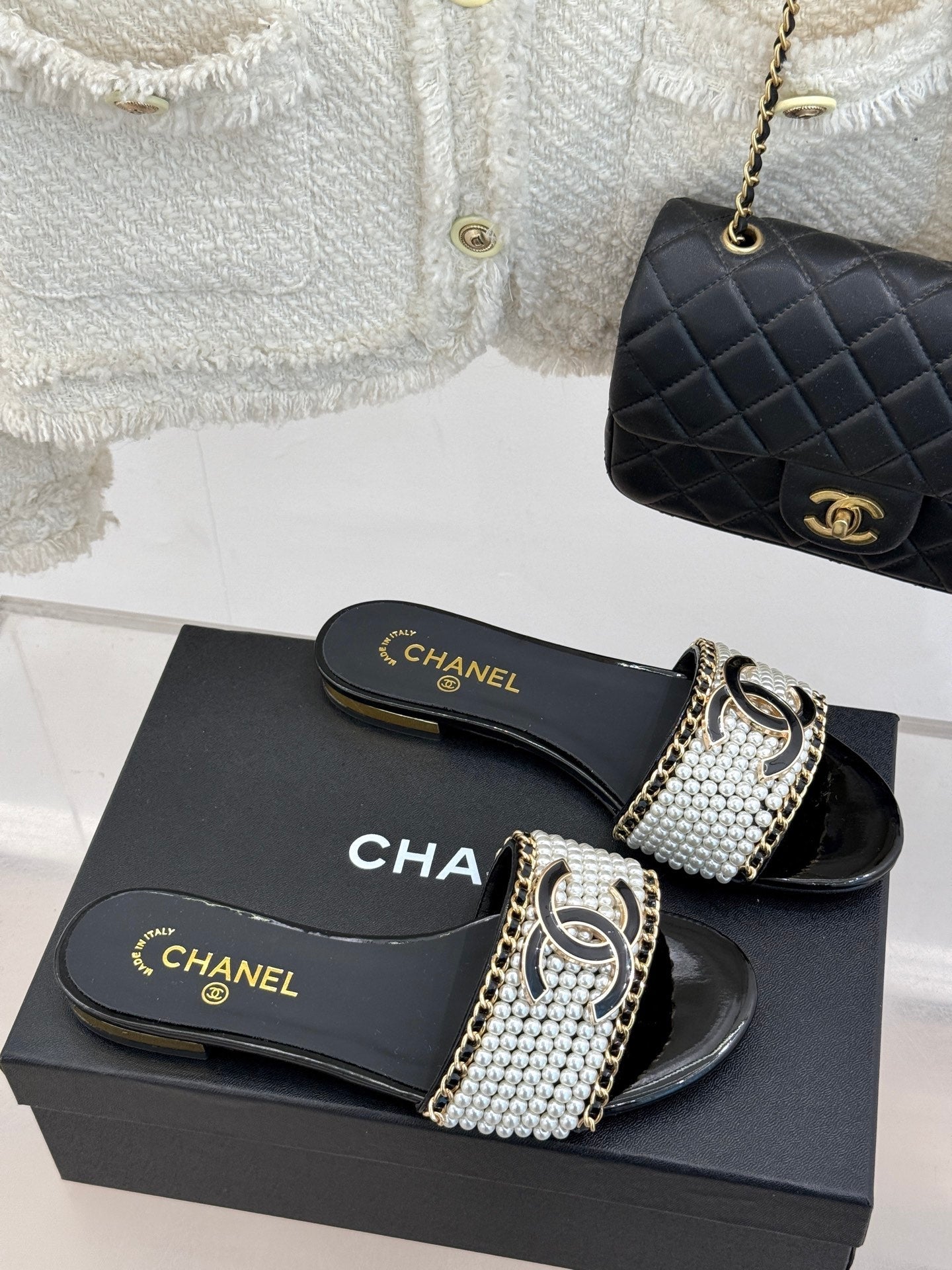 CC SLIDE SANDALS IN BLACK AND WHITE PEARL