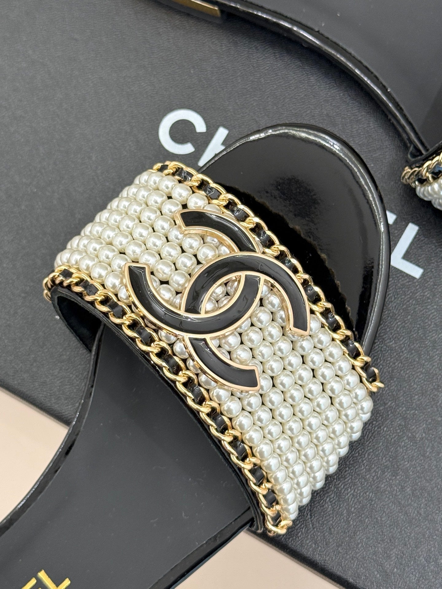 CC SLIDE SANDALS IN BLACK AND WHITE PEARL