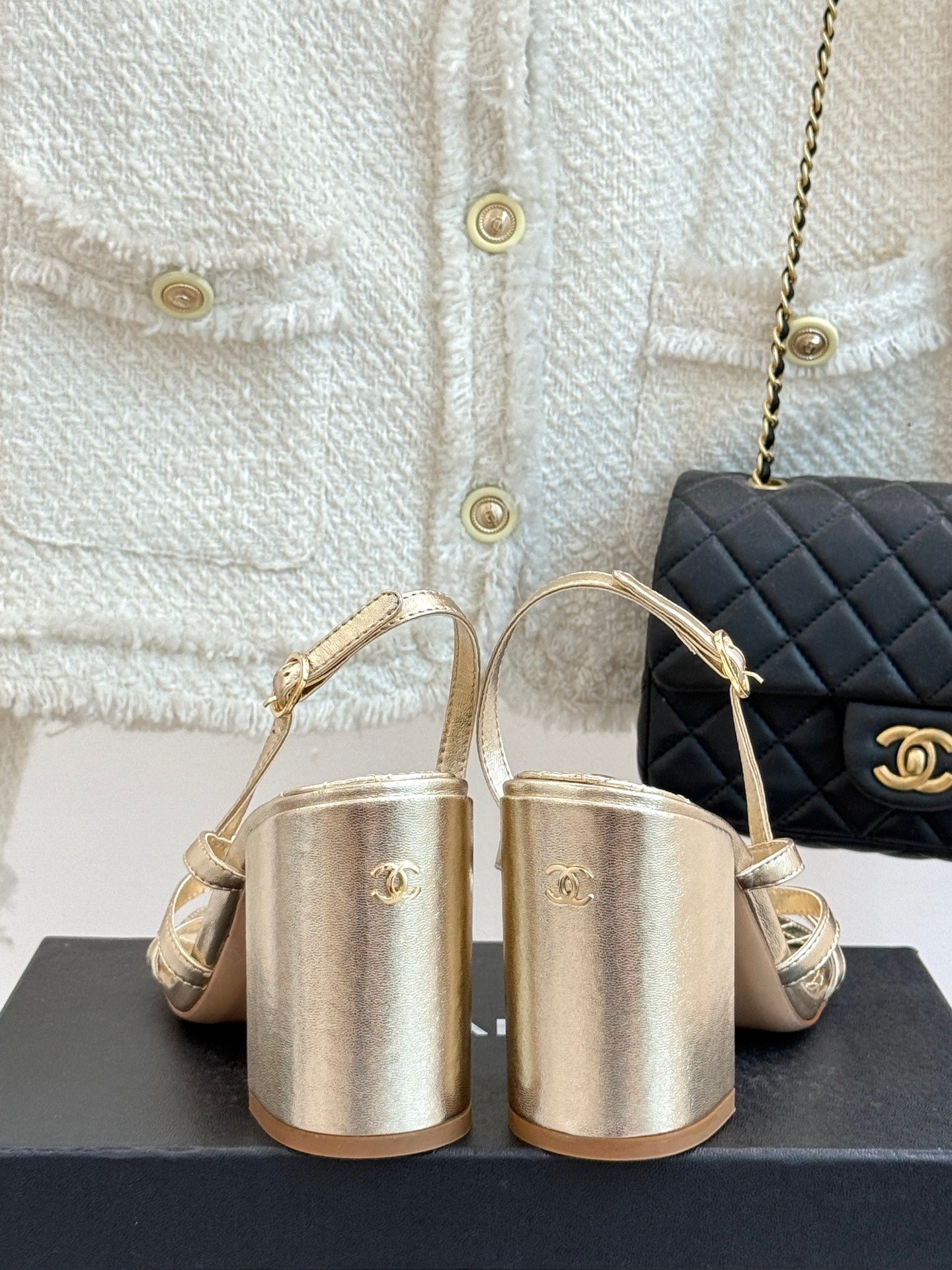 HIGH HEELS SANDAL IN GOLD LAMBSKIN PEARL FLOWERS
