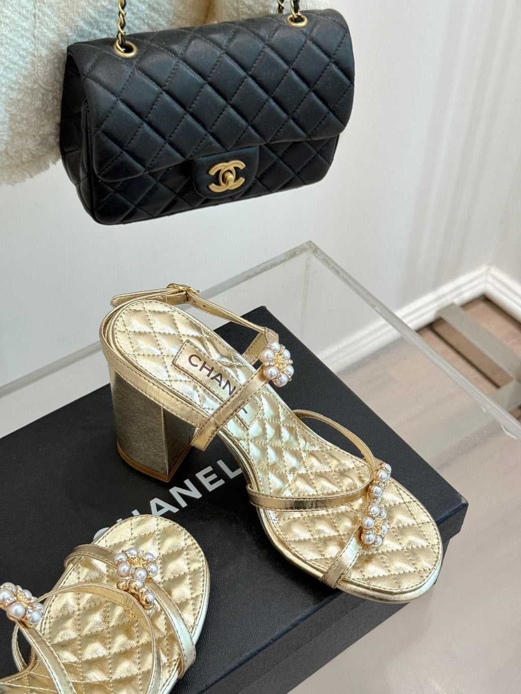 HIGH HEELS SANDAL IN GOLD LAMBSKIN PEARL FLOWERS