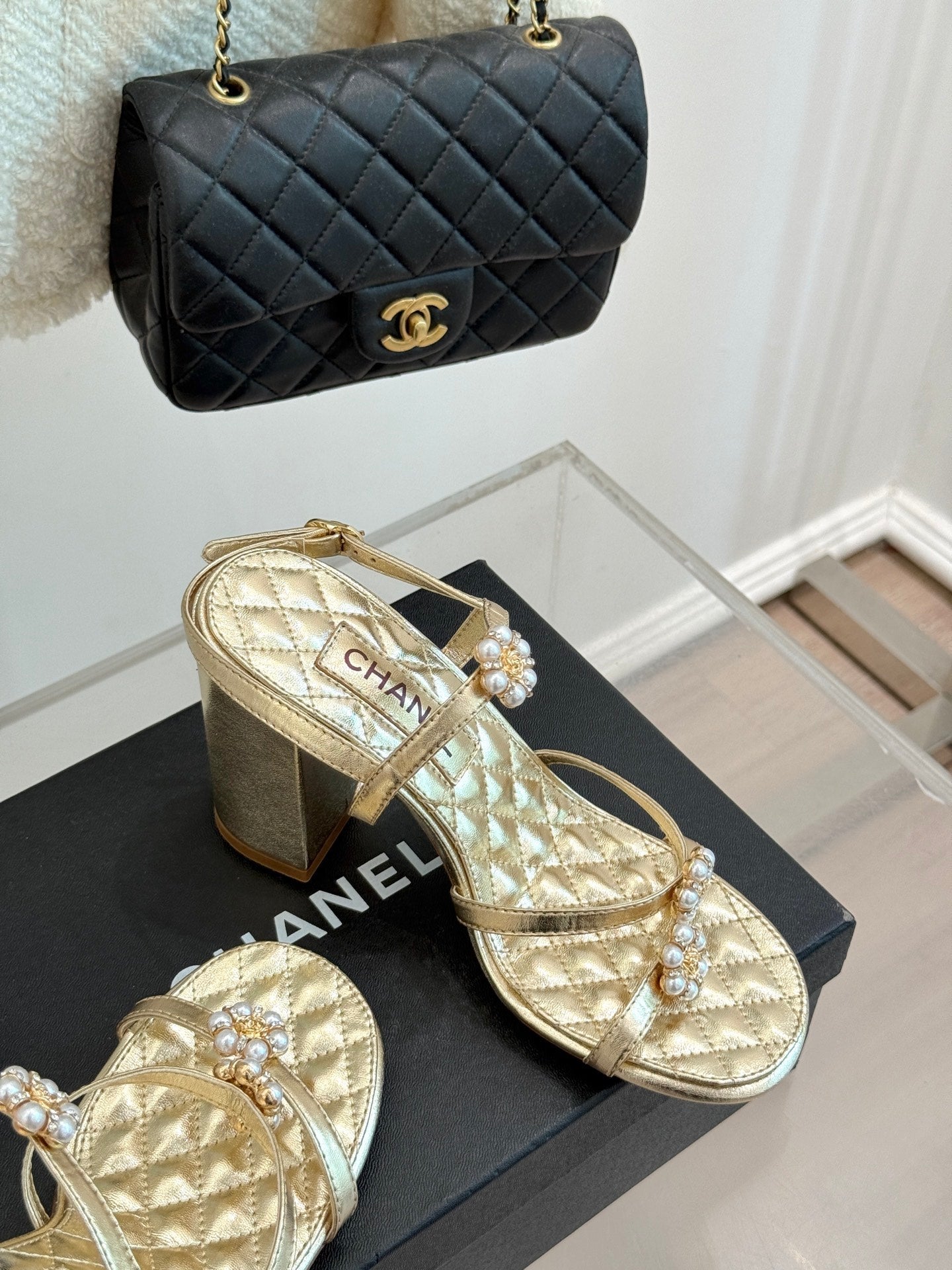 HIGH HEELS SANDAL IN GOLD LAMBSKIN PEARL FLOWERS