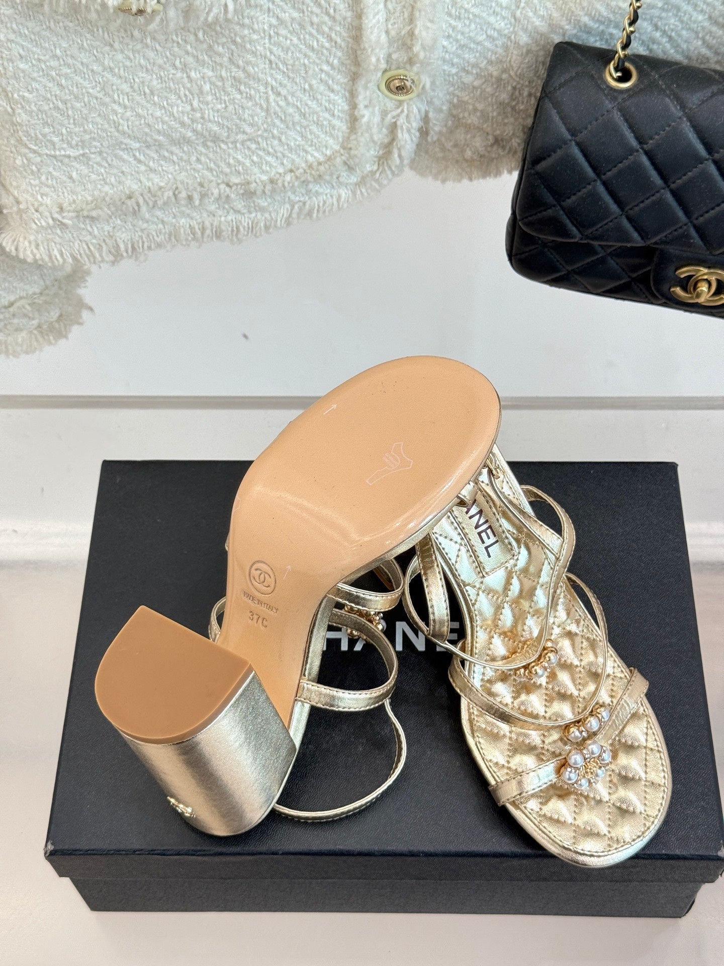 HIGH HEELS SANDAL IN GOLD LAMBSKIN PEARL FLOWERS