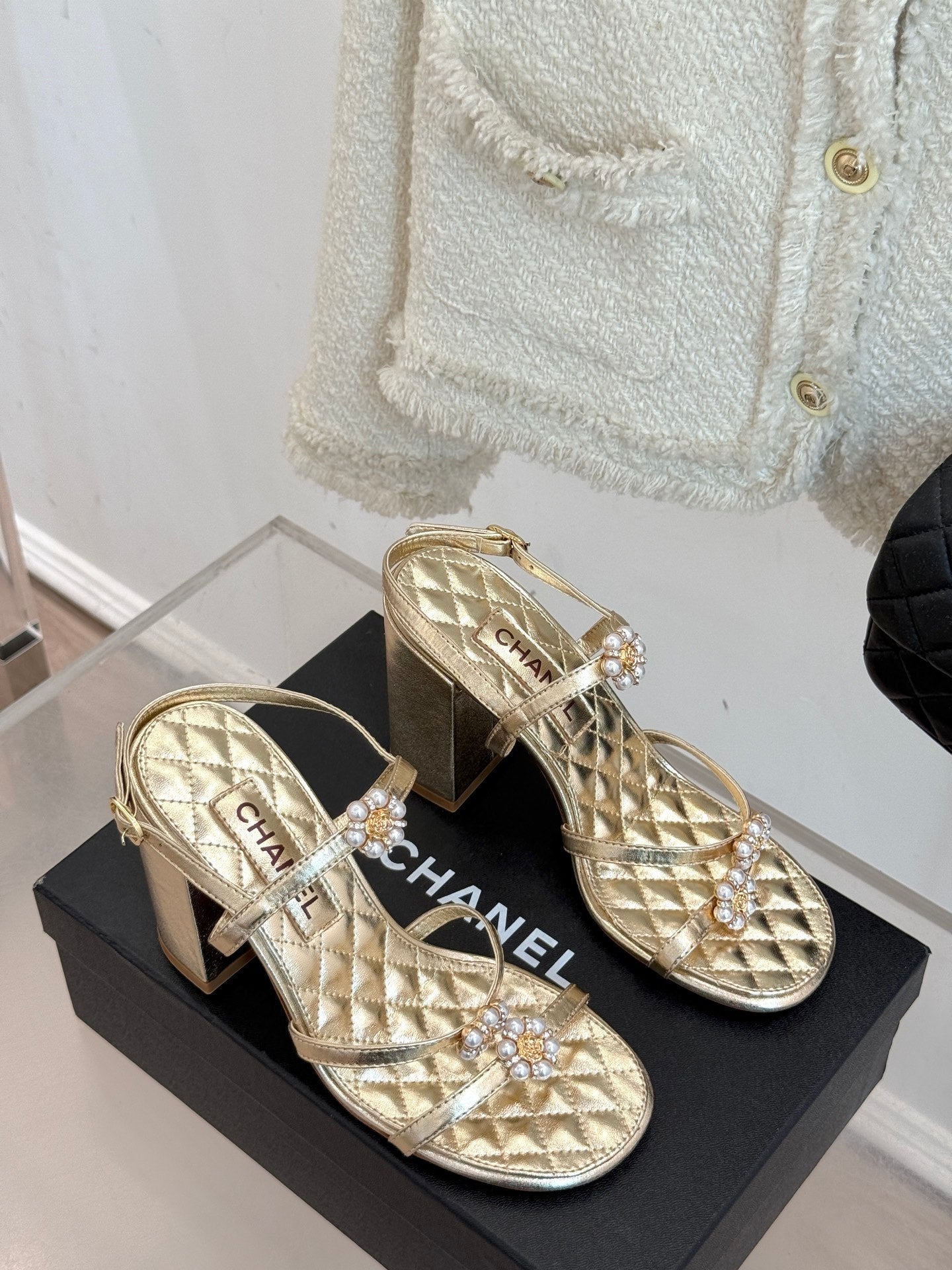 HIGH HEELS SANDAL IN GOLD LAMBSKIN PEARL FLOWERS