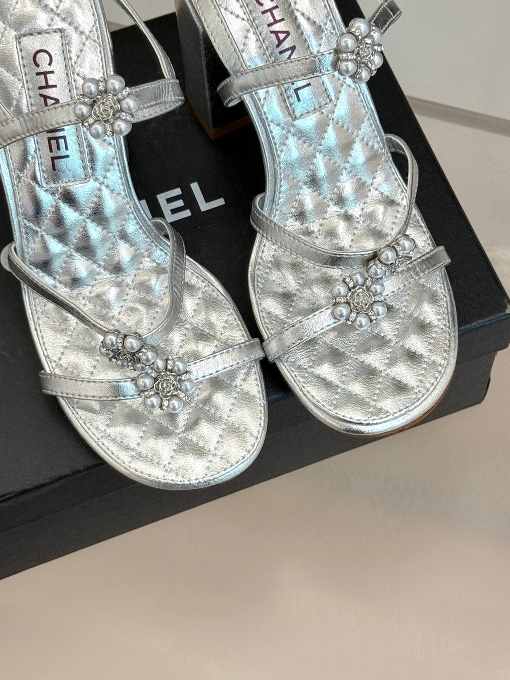 HIGH HEELS SANDAL IN SILVER LAMBSKIN PEARL FLOWERS
