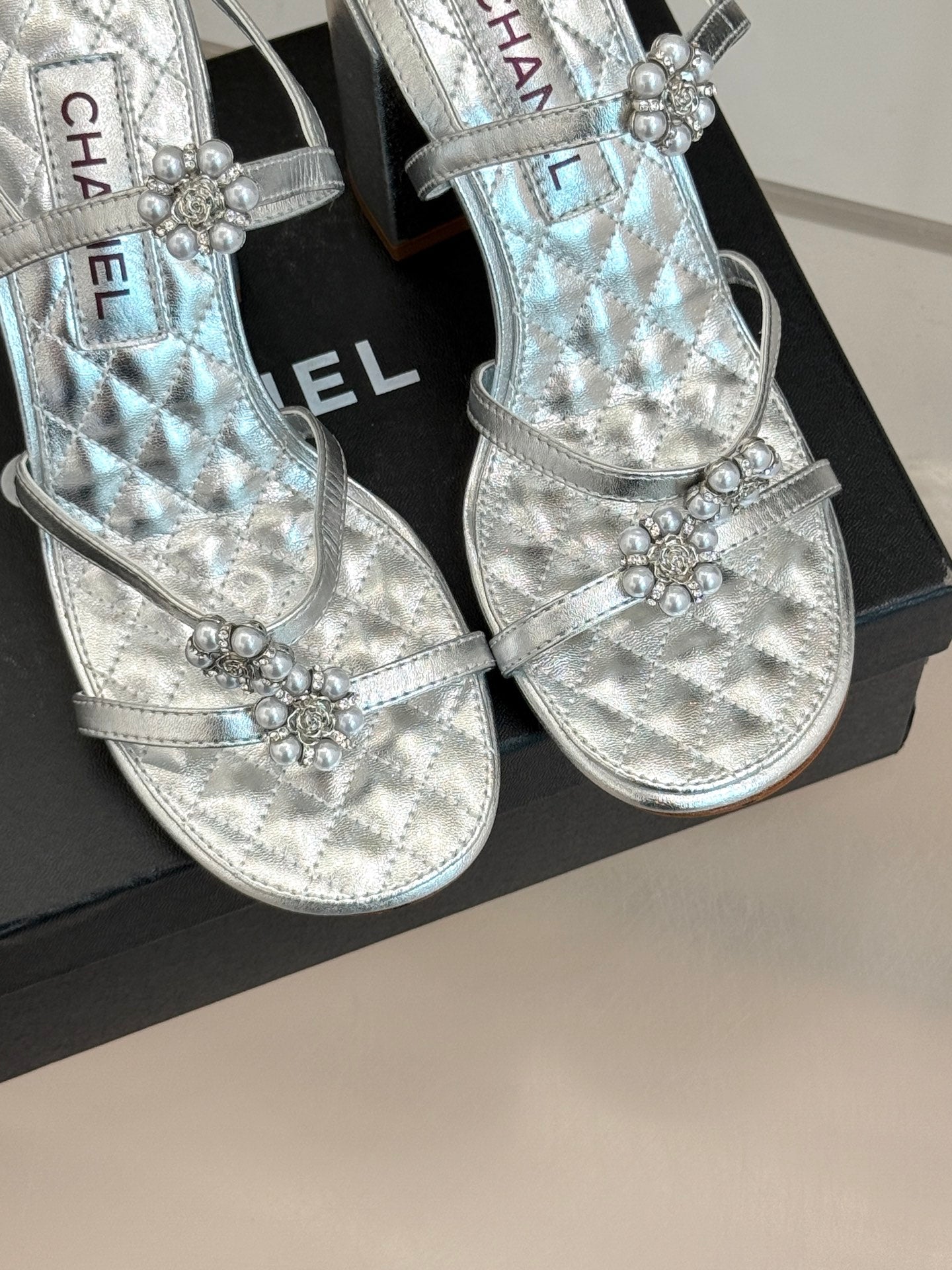 HIGH HEELS SANDAL IN SILVER LAMBSKIN PEARL FLOWERS