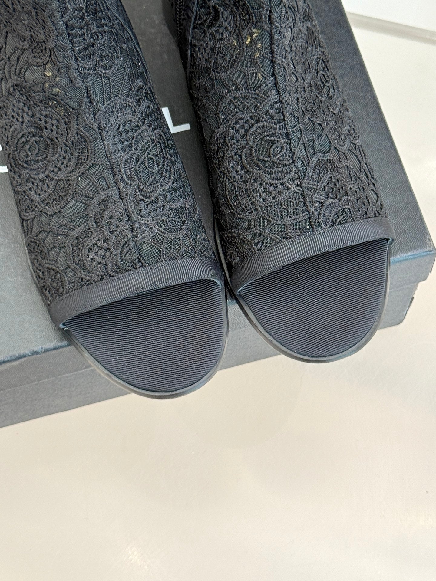 CC PEEP-TOE BOOTS 25SS IN BLACK EMBOSSED LACE FABRIC