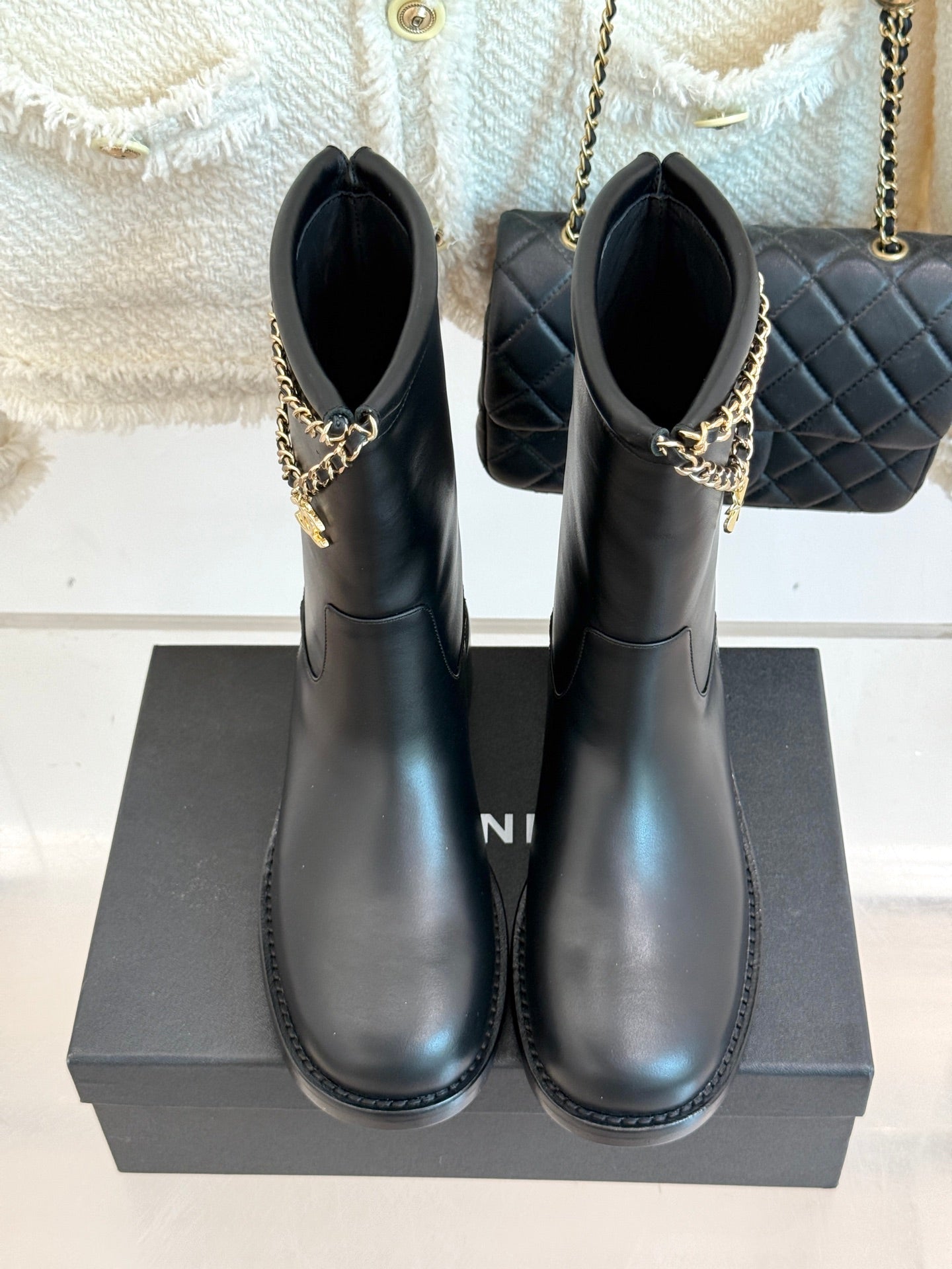 CC SHORT BOOTS IN BLACK CALFSKIN