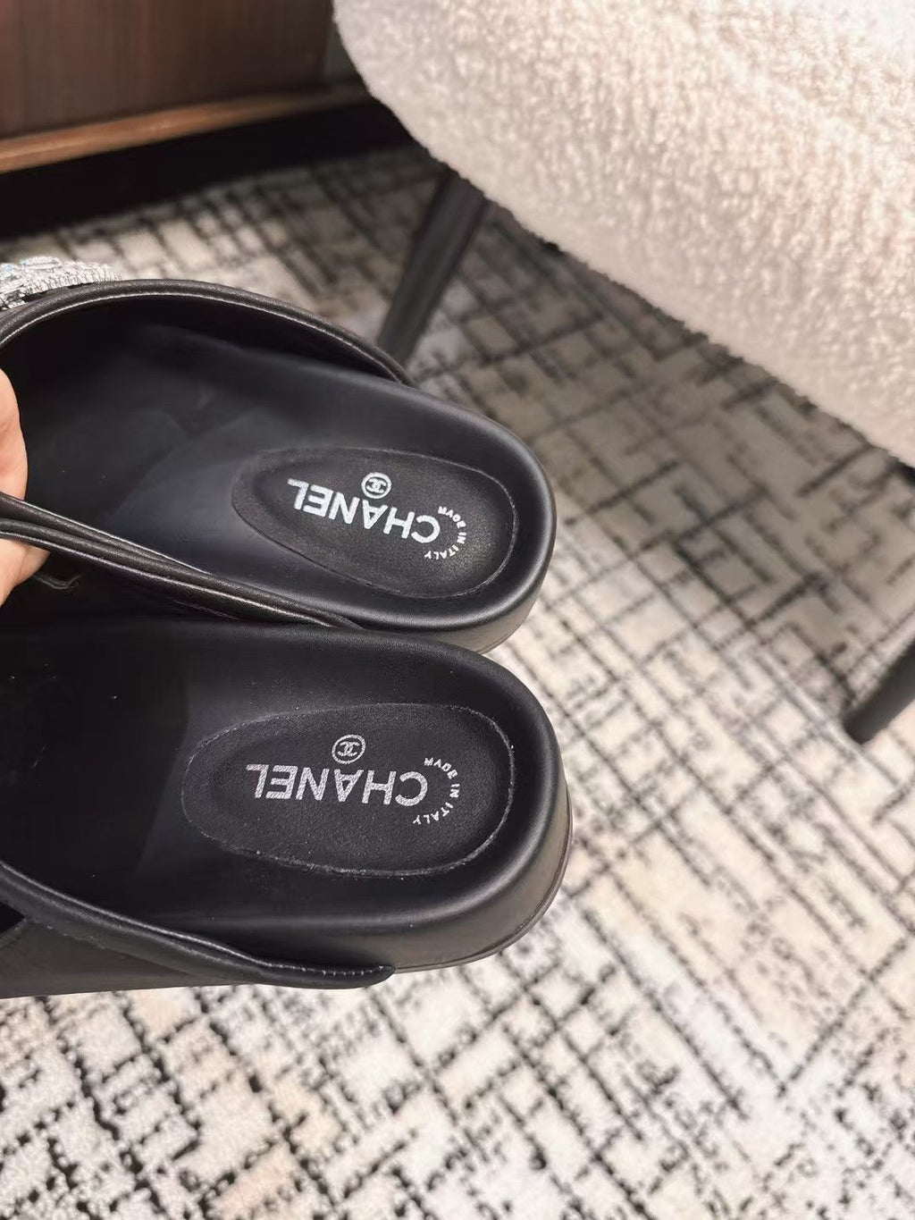 FLAT MULES IN BLACK CALFSKIN
