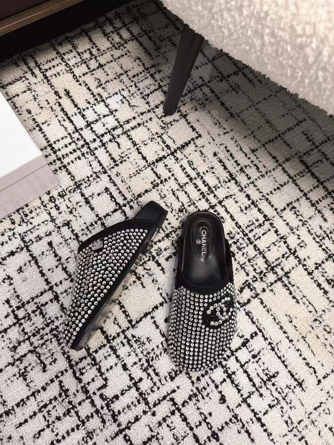 FLAT MULE IN  BLACK SUEDE WITH CRYSTALS