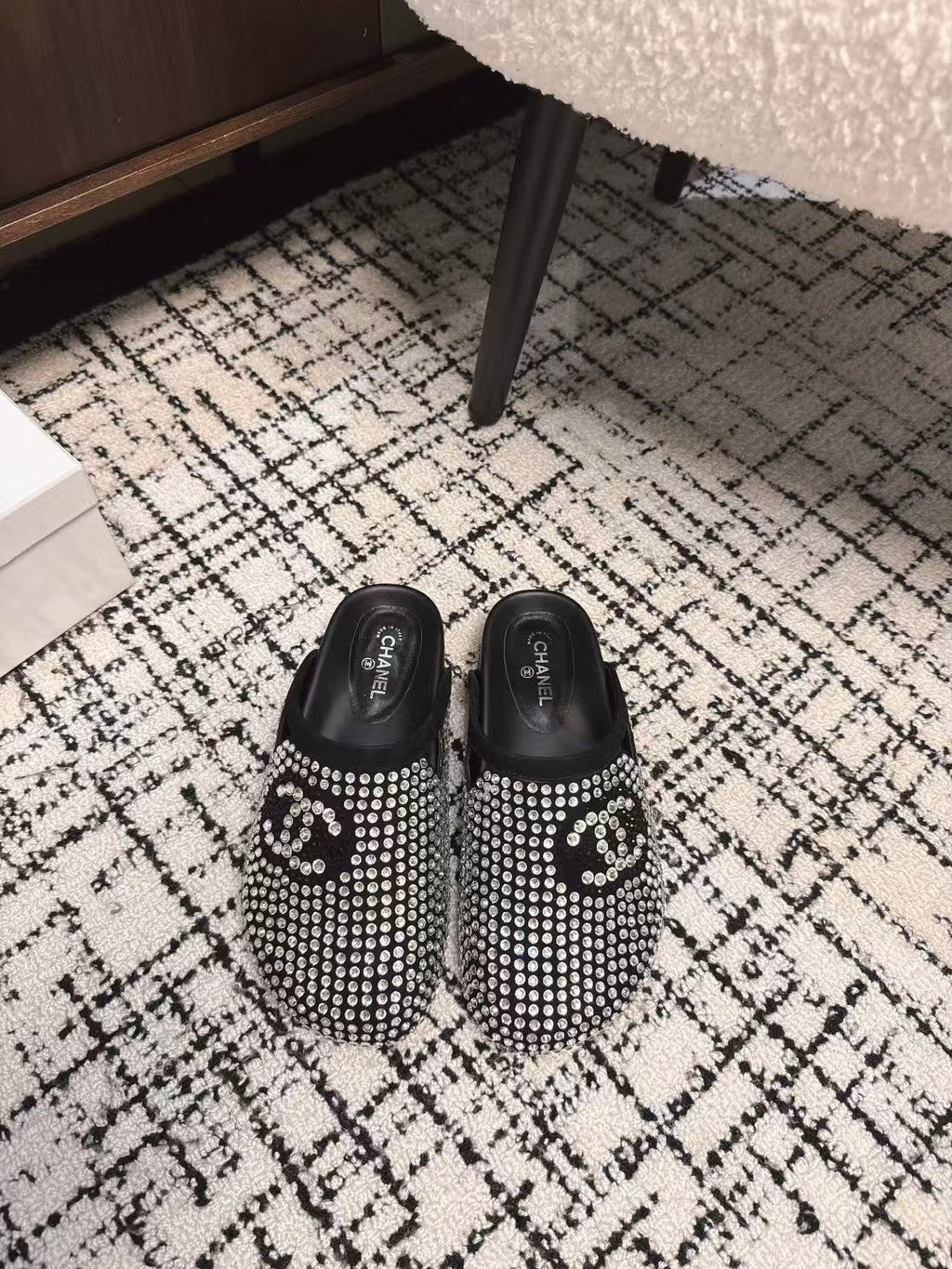 FLAT MULE IN  BLACK SUEDE WITH CRYSTALS