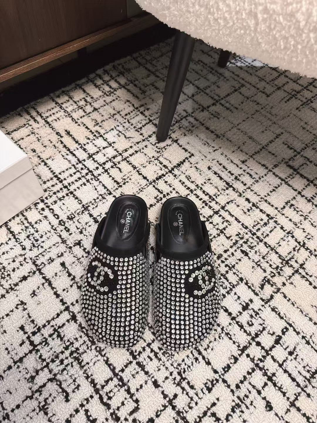 FLAT MULE IN  BLACK SUEDE WITH CRYSTALS