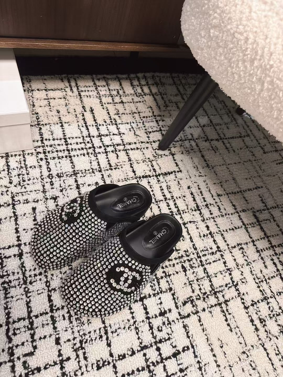 FLAT MULE IN  BLACK SUEDE WITH CRYSTALS